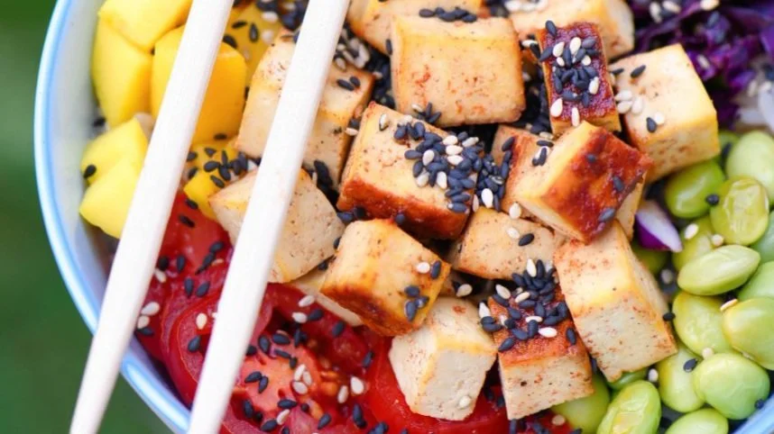 tofu-vegetarian-poke-bowl-wooden-table-outdoor.jpg