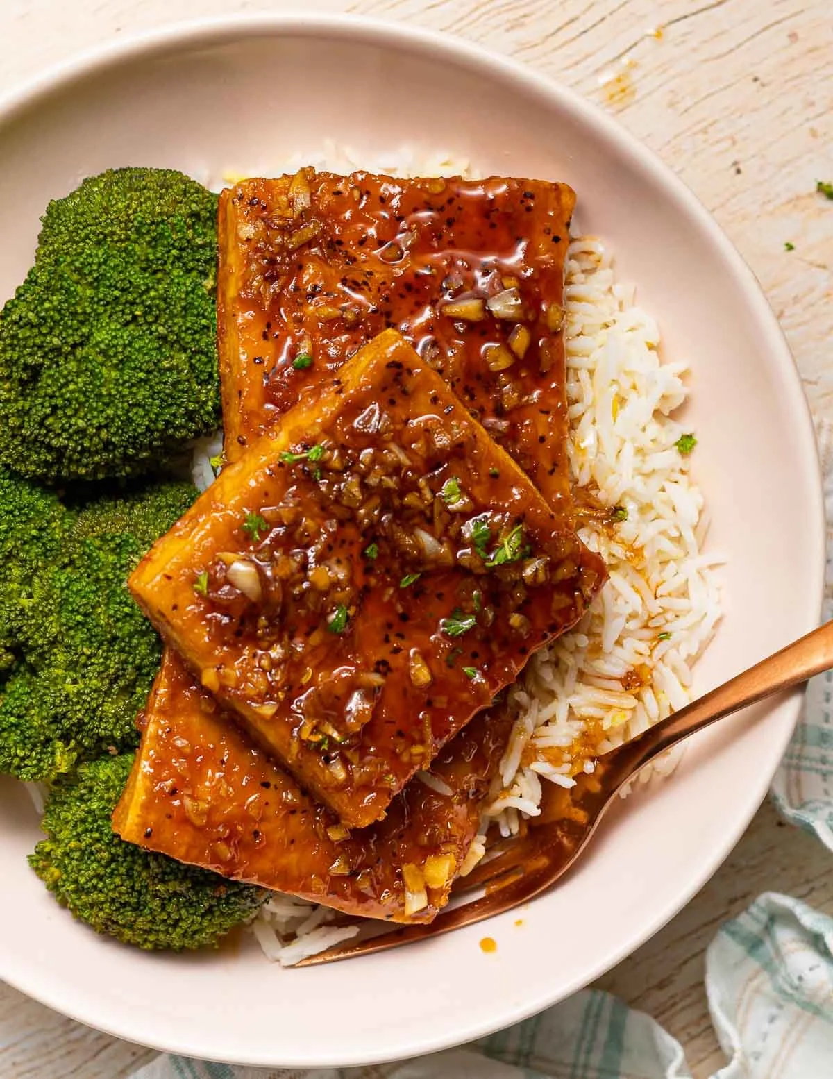 STICKY MAPLE GARLIC TOFU