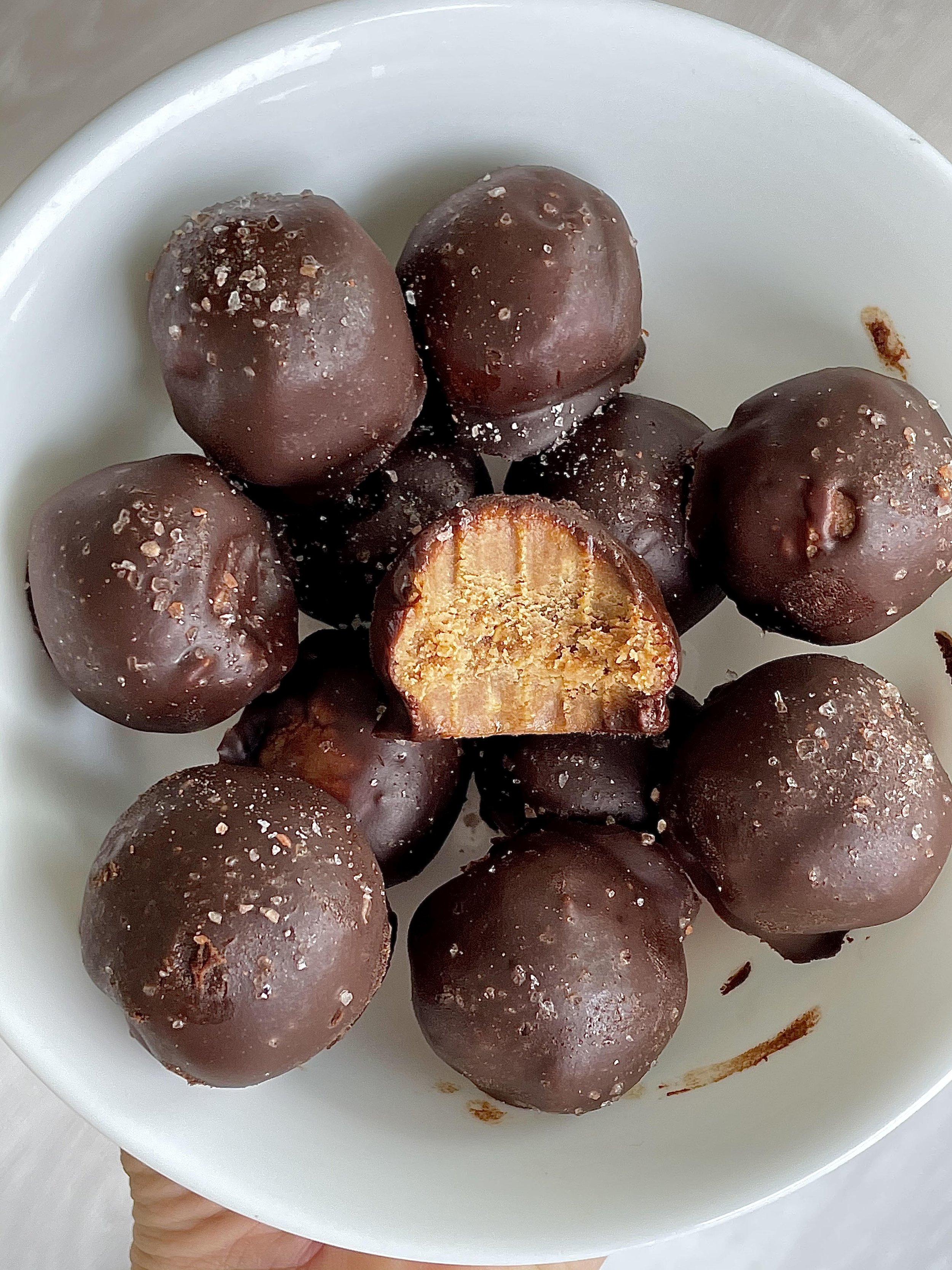 PEANUT BUTTER CUP PROTEIN BALLS