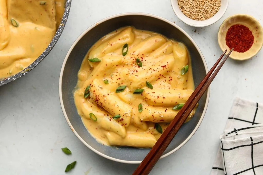 VEGAN CHEESE TTEOKBOKKI (CHEESY KOREAN RICE CAKES)