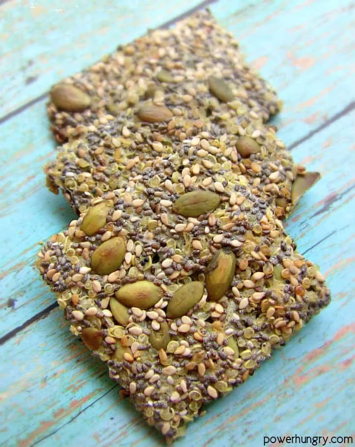 EASY NO-ROLL QUINOA CRACKERES (HIGH PROTEIN)