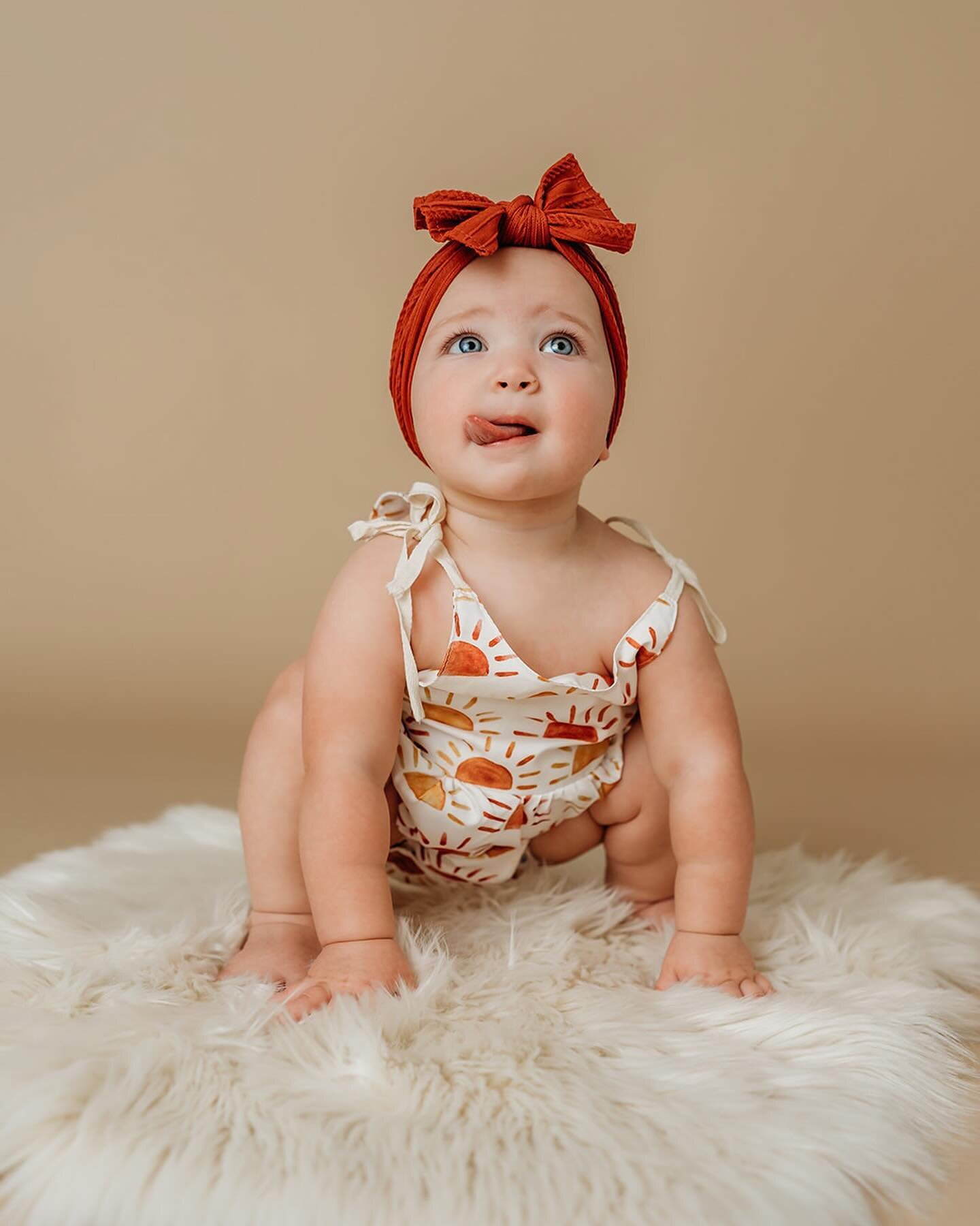 Miss Lynnox was READY for her bday pics 💖💖💖 #okcfamilyphotographer #okcphotographer #okcphotography #firstbirthdayphotography #studiophotography #simpleandsleek #familyphotographer