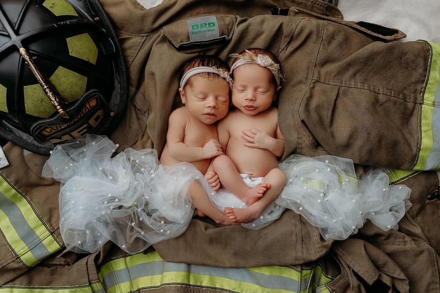 Fun fact: These sweet baby girl twins have a Daddy who is a twin and a Grandpa who is a twin 😮 #okcnewbornphotographer #okcnewbornphotography #twinphotoshoot #twinnewbornphotography #okcstudiophotography #okc #sonyphotographer #35mmart #firebabies