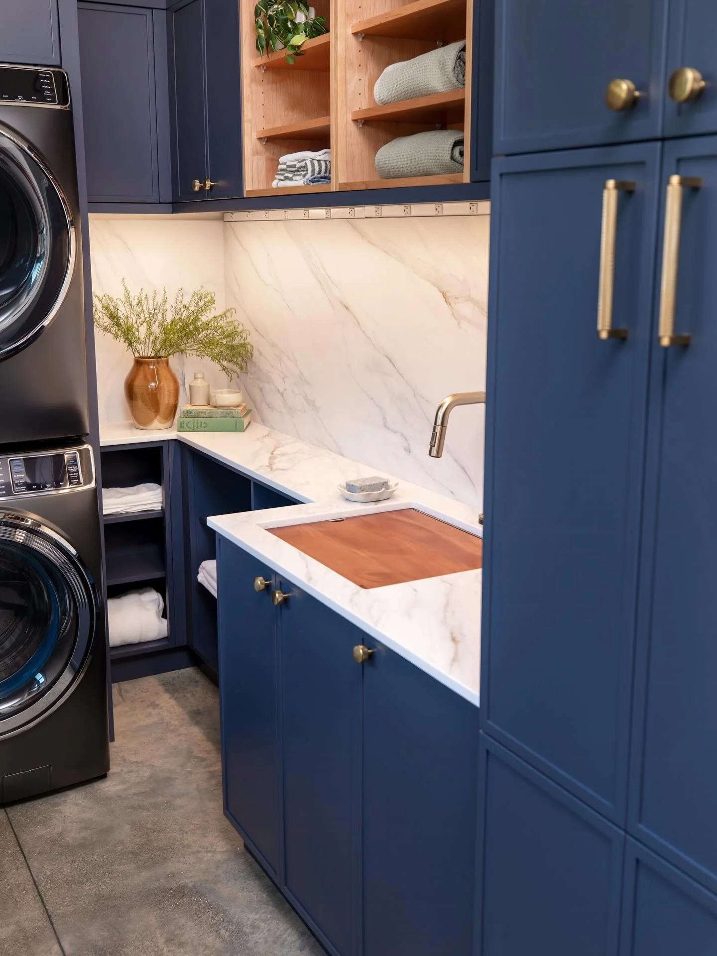 Brand new year and time for a clean start. This laundry room sure is up to the task 🧼🧺✨