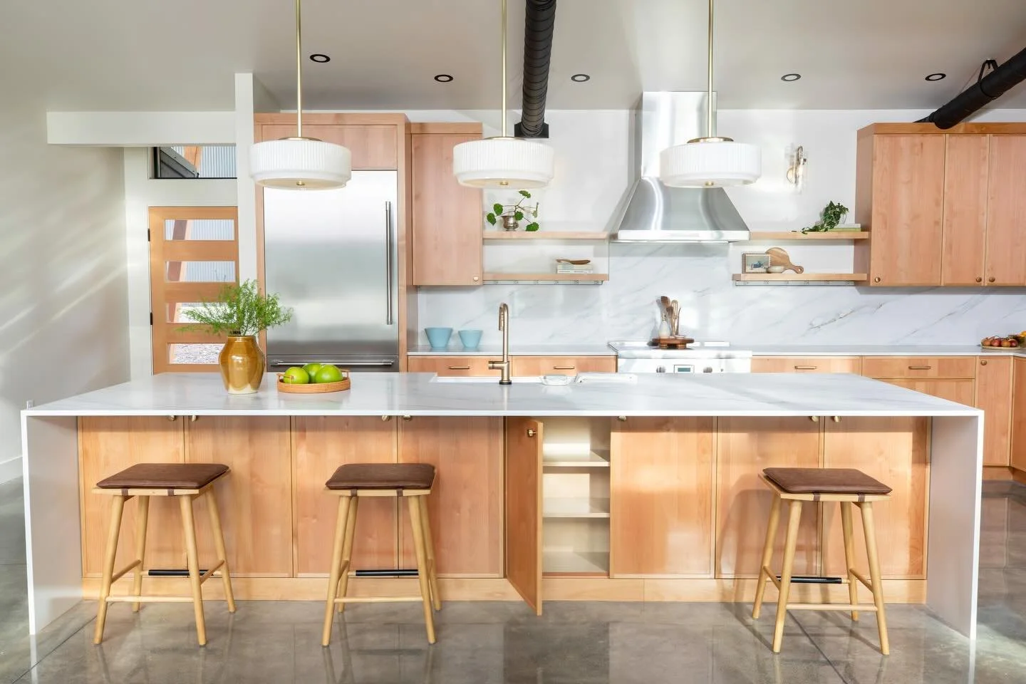 A moment for this 12 ft. stunner of an island 💫