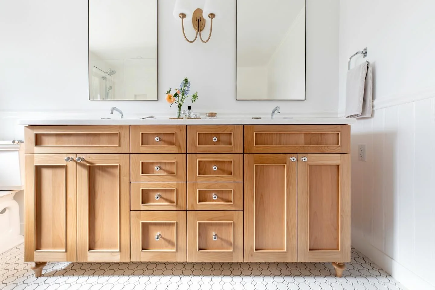No April 1st tricks, just treats via this light, bright, serene primary bathroom 💐💫
.
.
@qdesign_seattle @mdc_seattle @gen.pierson 
.
.
#bathroomdesign #customcabinetry #seattleinteriors