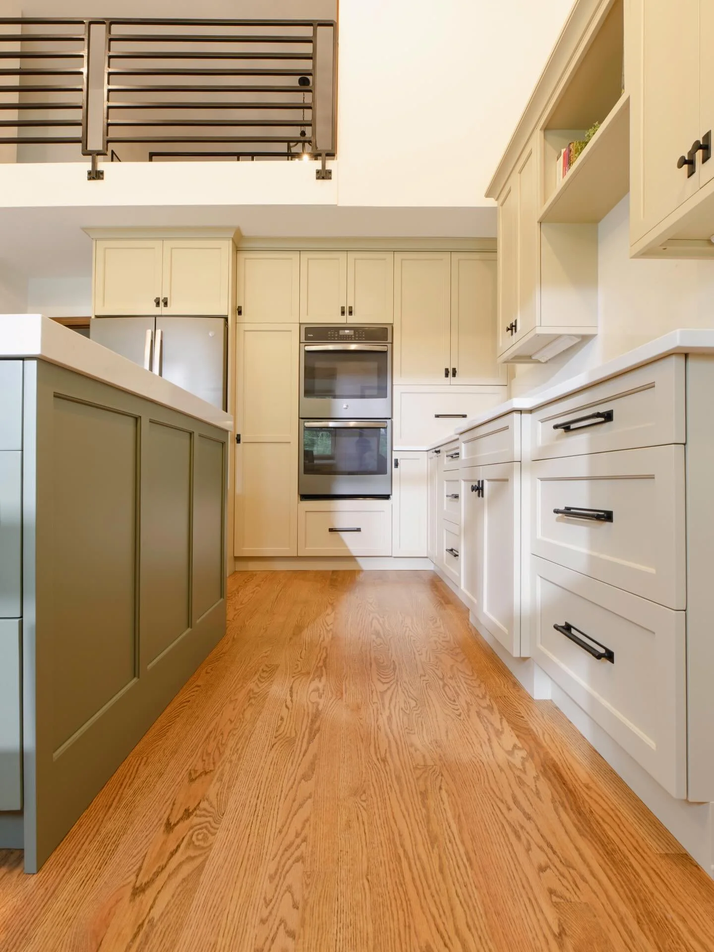 What can we say, creating functional and smart storage solutions that are unique to you is kind of our jam. 🍓
Swipe ➡ to see the features we incorporated into this pantry wall