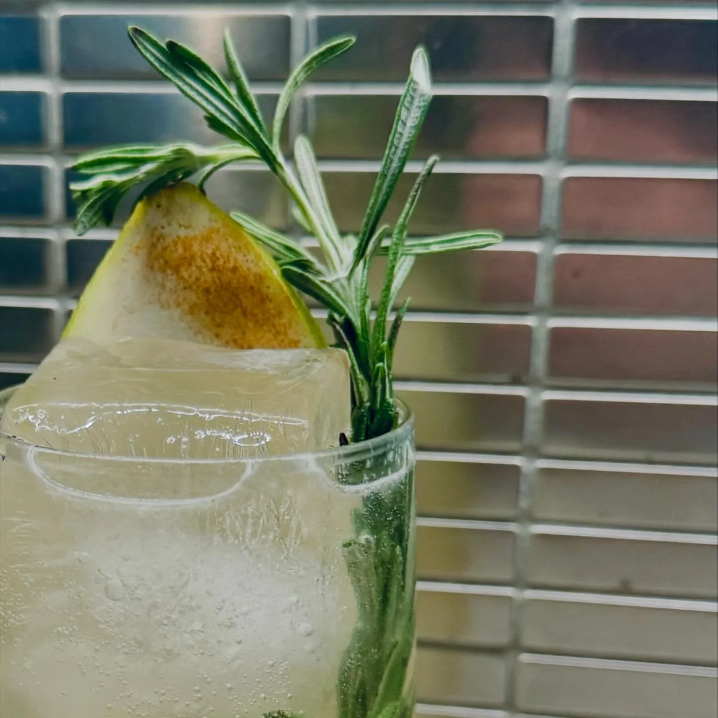 Smokey the Pear π
@delmagueymezcal Single Village
@stgermaindrinks Elderflower
Spiced Pear Syrup
Vanilla, Cinnamon, Cardamom, Star Anise
Fresh Lime π‍π©
Rosemary πΏ
Spicy Ginger Beer π«
Check out our recent video on how to make this delici