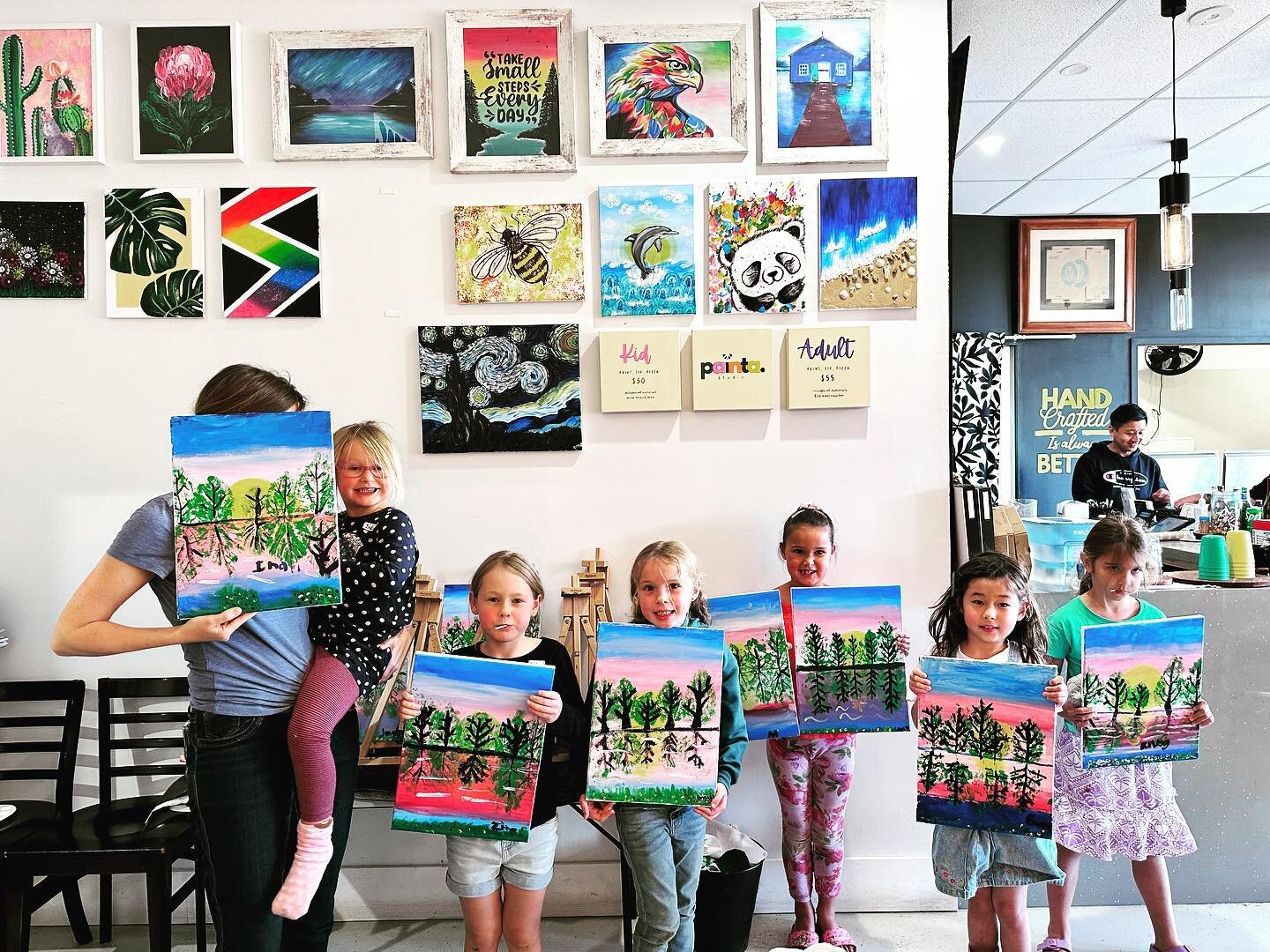 🍂📸 Capturing memories of our leaf printing adventure! 🌿✨ Here's a group shot of our talented young artists proudly displaying their nature-inspired masterpieces. 🎨🌱 Together, we're creating beautiful art while appreciating the beauty of our natu