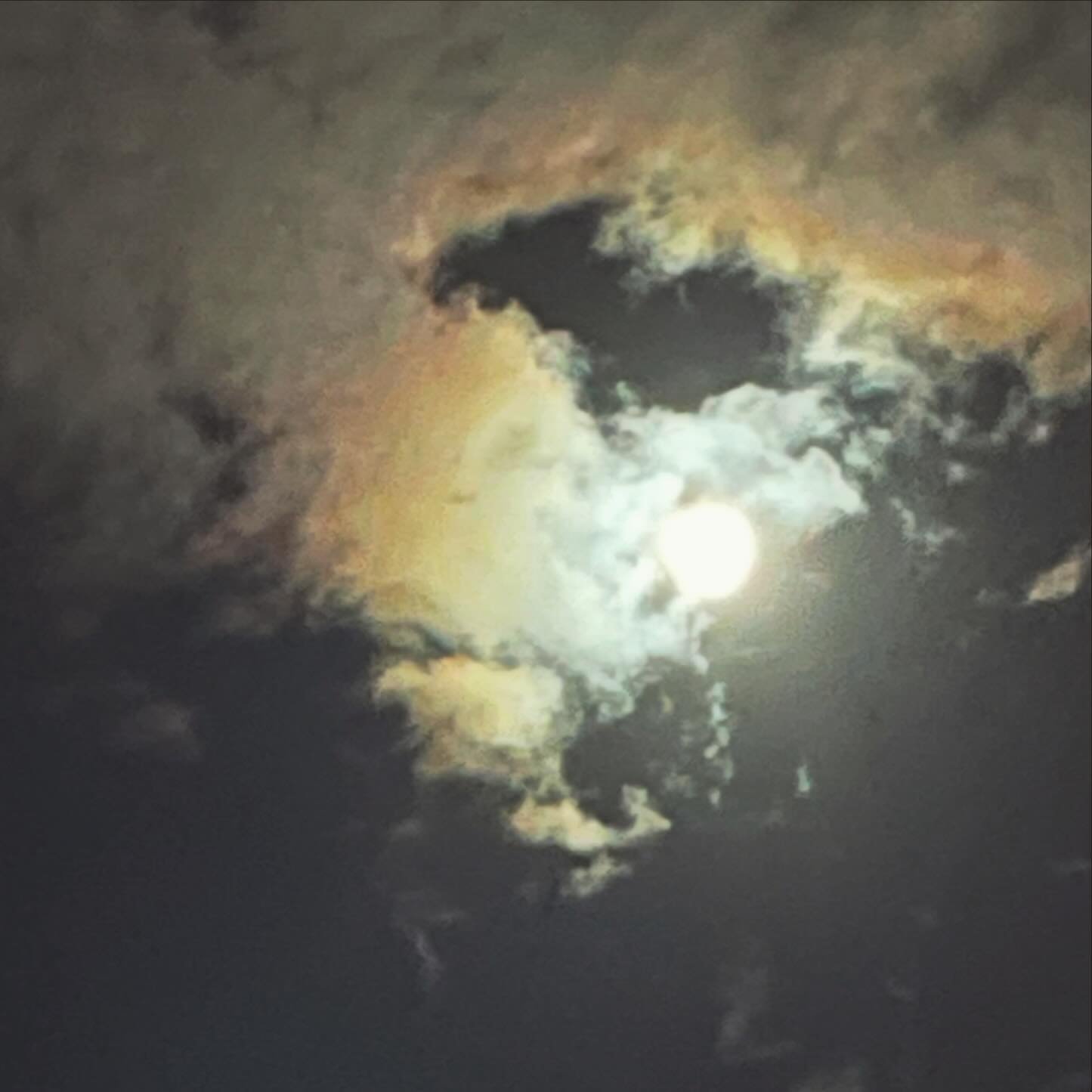 ✨💙✨Let your own light shine bright and share the love and gratitude of your heart! - Dr Christina 
.
.
.
#dr_christina #moon #moonlight #moonphotography #clouds #heart #selfleadership #inspirational #love #motivational #gratitude  #empowerment #fory