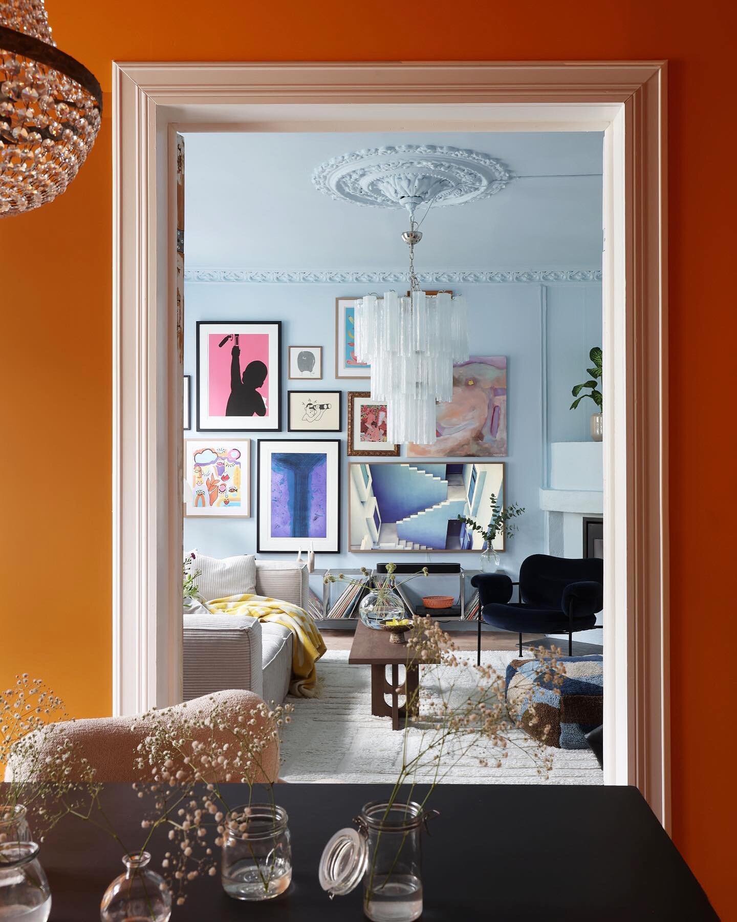 Living in a colorful oasis of creativity! this art-filled apartment is a visual feast for the eyes. full of vibrant hues and unique art. So inspiring! 

Styling @twentyten_projects 
Photo @filippatredal 

#work #interiordesign #interior #art #interio
