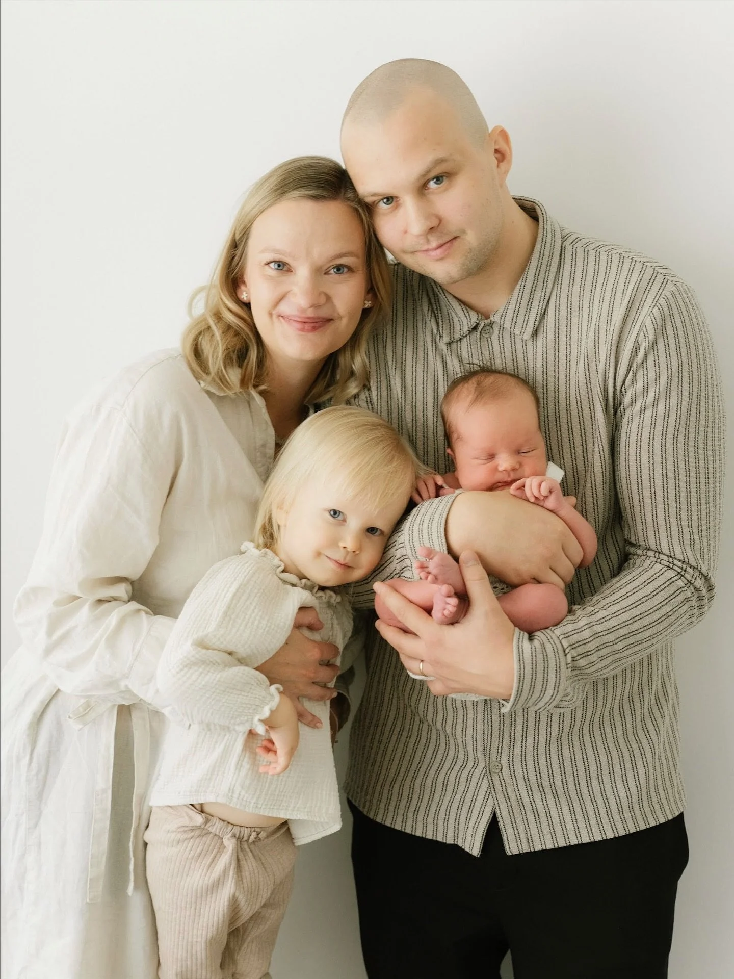 Kun kolmesta tuli neljä 🥺🤍💫
#vastasyntyneenkuvaus #vauvakuvaus #newbornphotography #valokuvaus #studiokuvaus #ylivieska