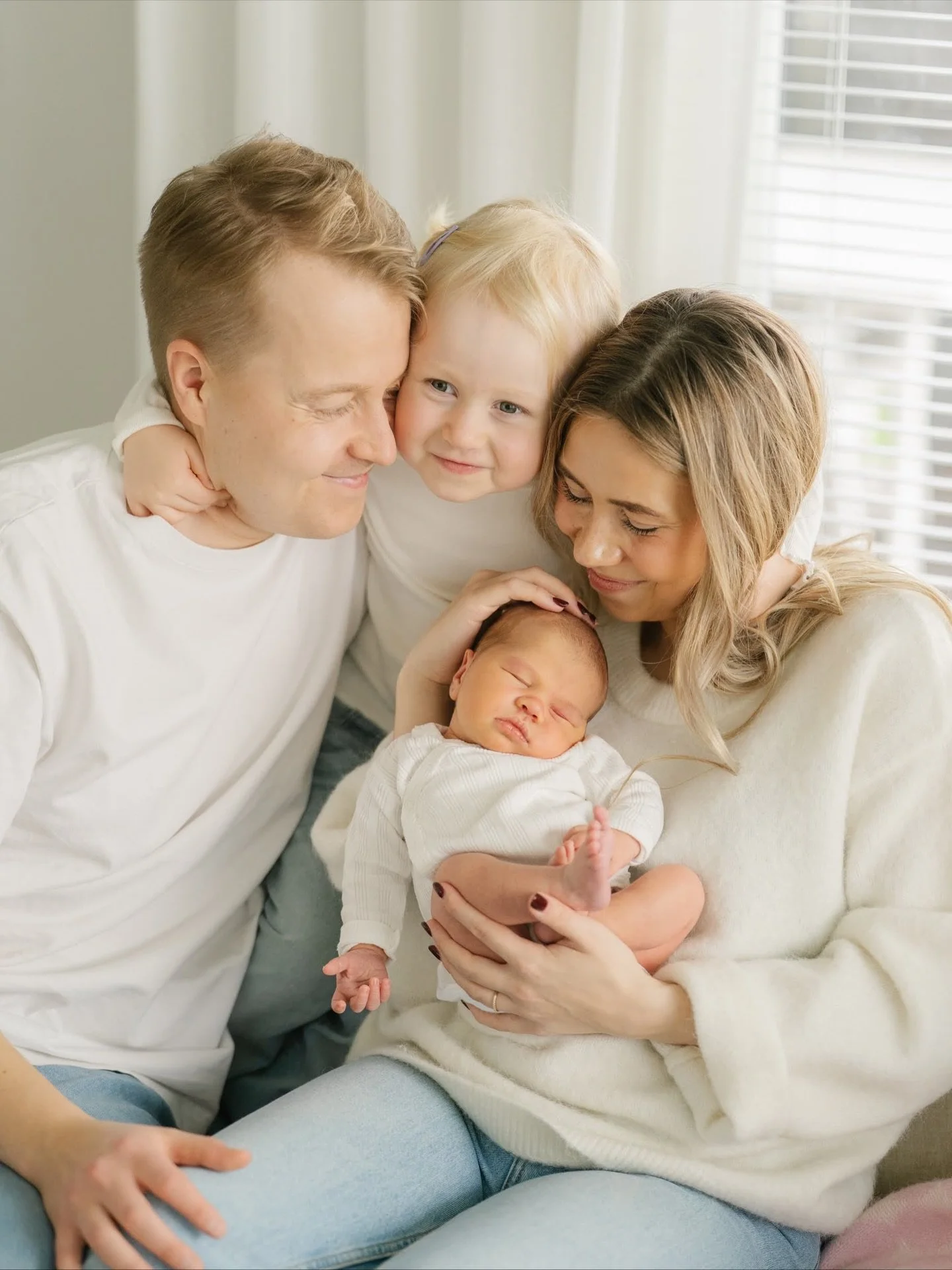 Syy sille miksi _rakastan_ kotikuvauksia on t&auml;ss&auml;. 🥺👆🏻

#kotikuvaus #vastasyntyneenkuvaus #valokuvaus #perhekuvaus #ylivieska