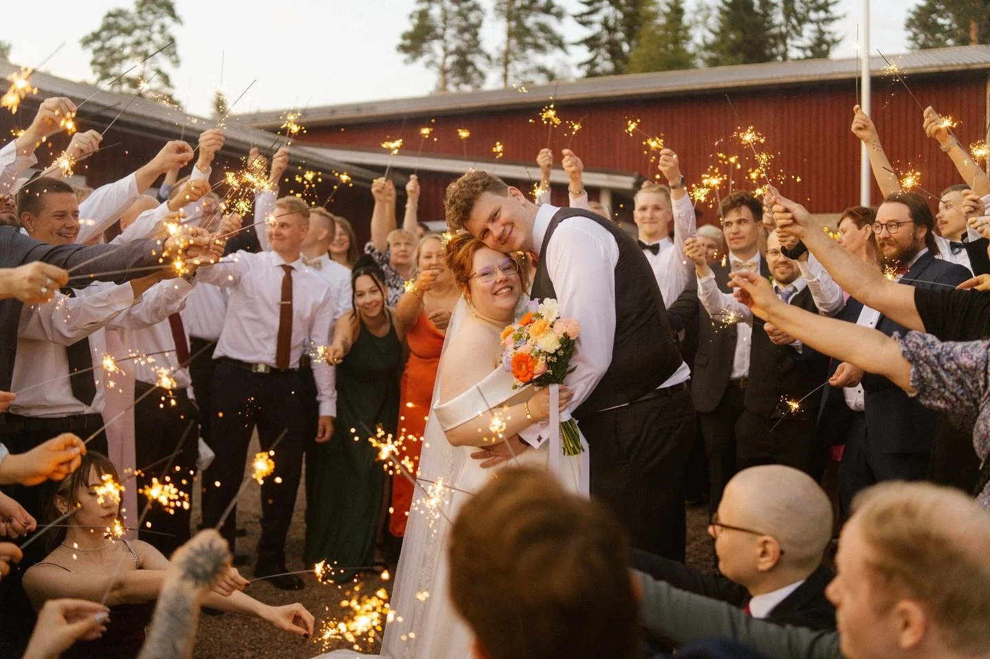 Kun saatte viett&auml;&auml; yhden ikimuistoisimmista p&auml;ivist&auml; el&auml;m&auml;nne t&auml;rkeimpien ihmisten ymp&auml;r&ouml;im&auml;n&auml;.. 🥺❤️

Fun fact: Mun sweet spot h&auml;iss&auml; on ehdottomasti yst&auml;vien &amp; sisarusten san