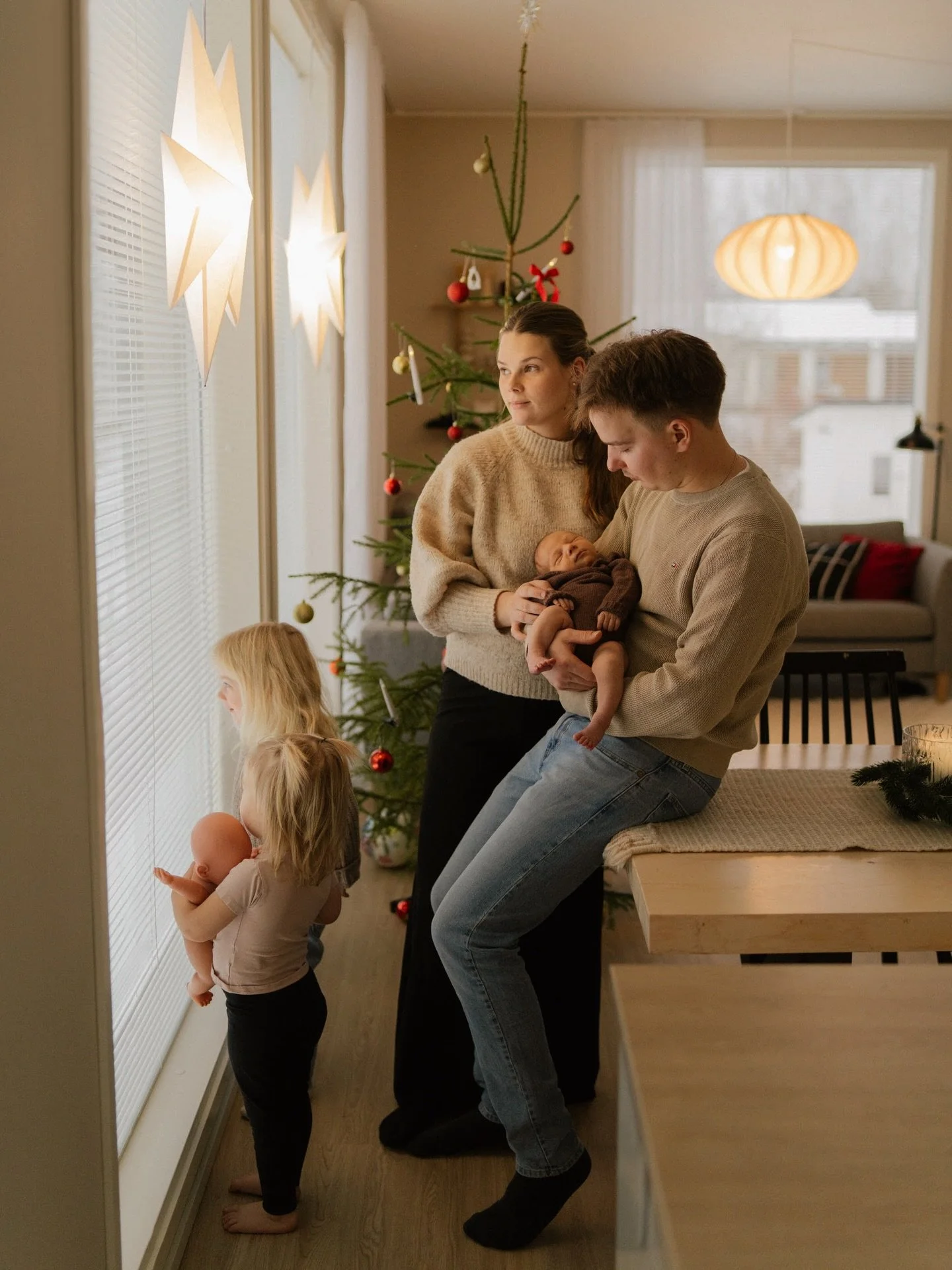 Yks ihana loppuvuoden kotigalleria n&auml;ytti mm. t&auml;lt&auml; ja m&auml; oon korviani my&ouml;ten rakastunu n&auml;iden tuomaan fengshuihin... 🥹💫❤️

#perhekuvaus #kotikuvaus #joulu #valokuvaus #ylivieska