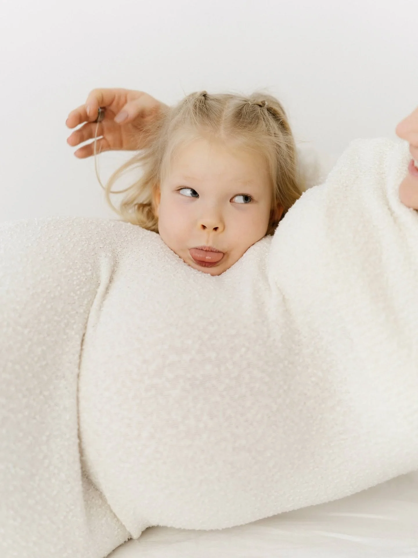 Aurinkoa sun alkavaan viikonloppuun n&auml;iden ihanien my&ouml;t&auml;! 🥹☀️ ps. Uskotteko, kun sanon etten malta oottaa, ett&auml; p&auml;&auml;sen pian ikuistaan heid&auml;n nelihenkisen perheen heille kotiin!!! 😮&zwj;💨🫶🏻🫶🏻

#odotuskuvaus #y