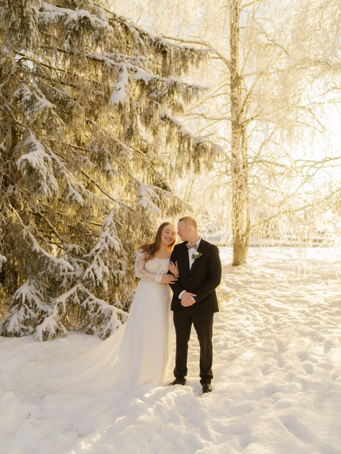 -20&deg; &amp; h&auml;&auml;potretit ulkona, how?? 👇🏻❄️

&mdash; kuvauspaikaksi valittiin juhlatilan ymp&auml;rist&ouml;, jotta p&auml;&auml;stiin mahdollisimman helposti l&auml;mmittelem&auml;&auml;n (t&auml;h&auml;n ois passannut my&ouml;s k&auml