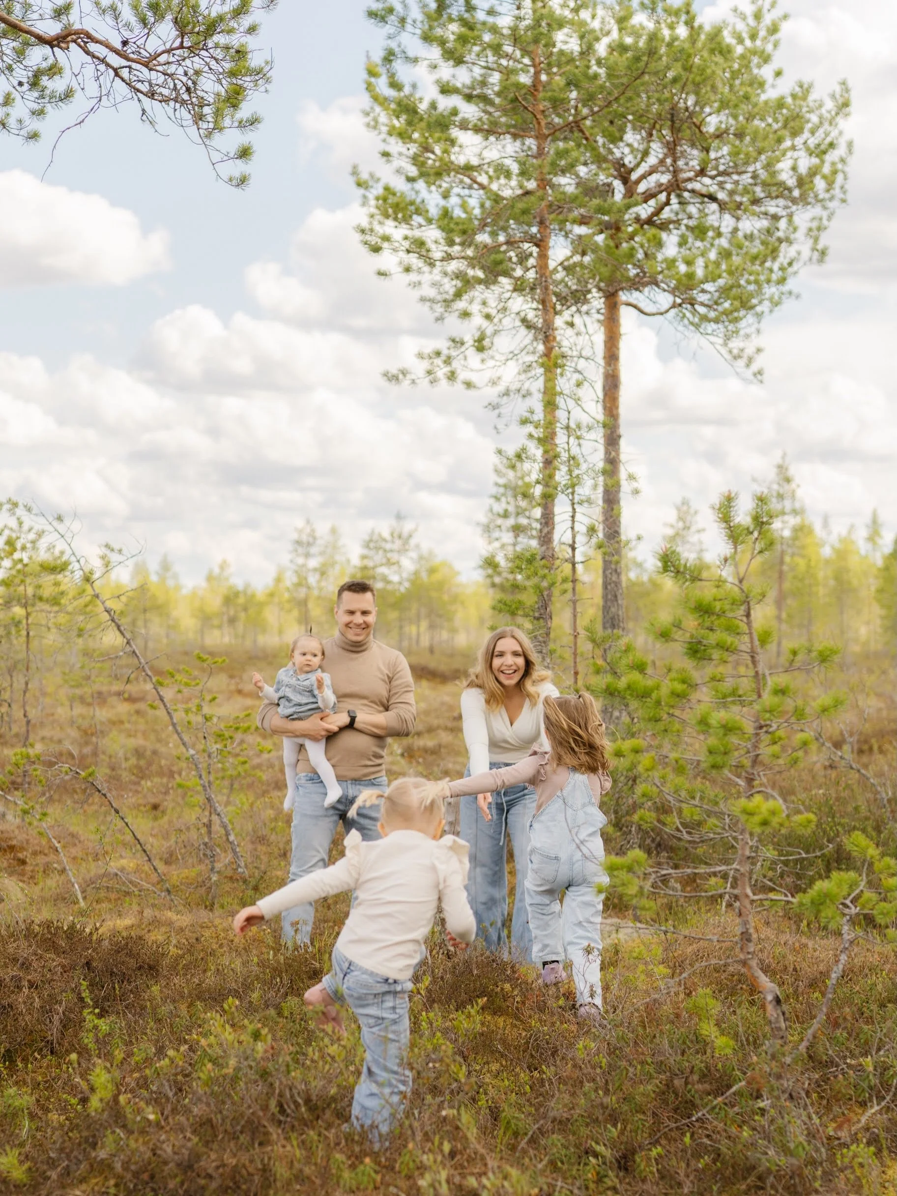 T&auml;ll&auml; viikolla startataan milj&ouml;&ouml;sesonki h&auml;&auml;potreteilla meren rannalla ja kolmen sukupolven kuvilla isovanhempien m&ouml;kill&auml;! Arvaatteko ees kuin innoissaan n&auml;ist&auml; &amp; alkavasta kes&auml;st&auml; oon?! 
