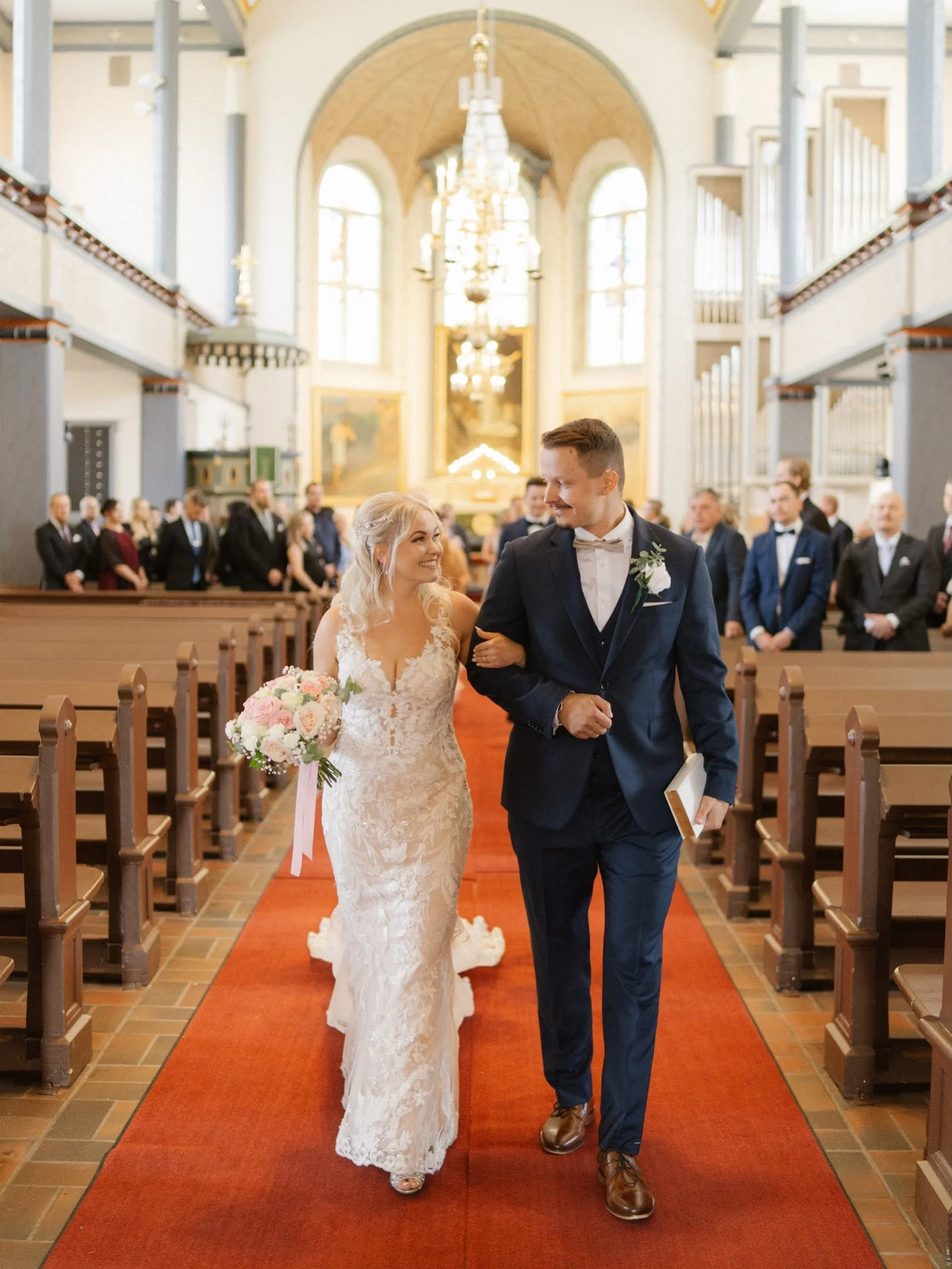 Vihkimisi&auml; on niin montaa erilaista kuin on h&auml;&auml;pariakin ja on maailman ihaninta kun oon p&auml;&auml;ssy kokemaan n&auml;it&auml; teid&auml;n kans mennein&auml; vuosina monen monta (varmaan pit&auml;is ihan laskee joku kerta et montako
