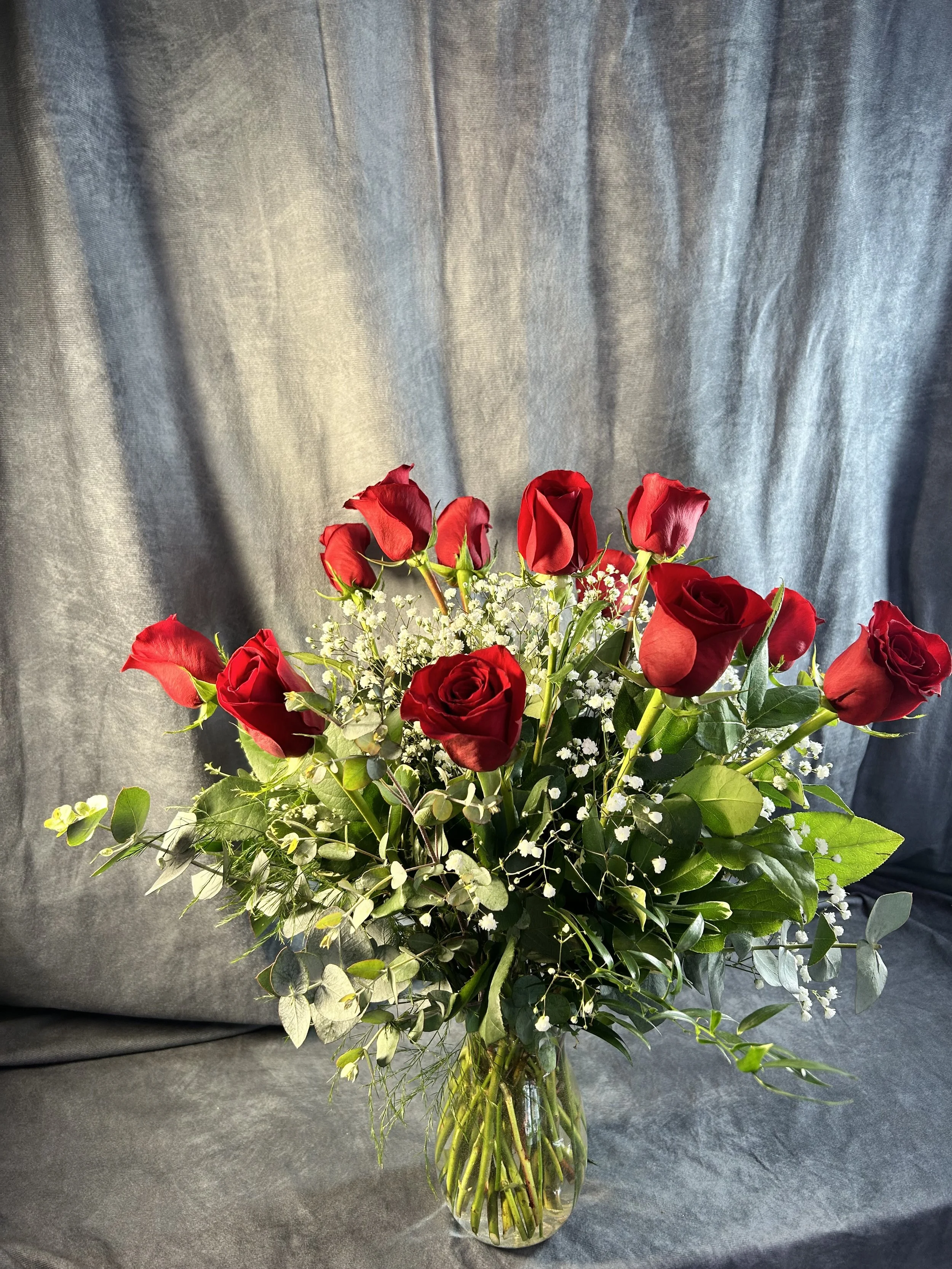 12 Roses in a Glass Vase