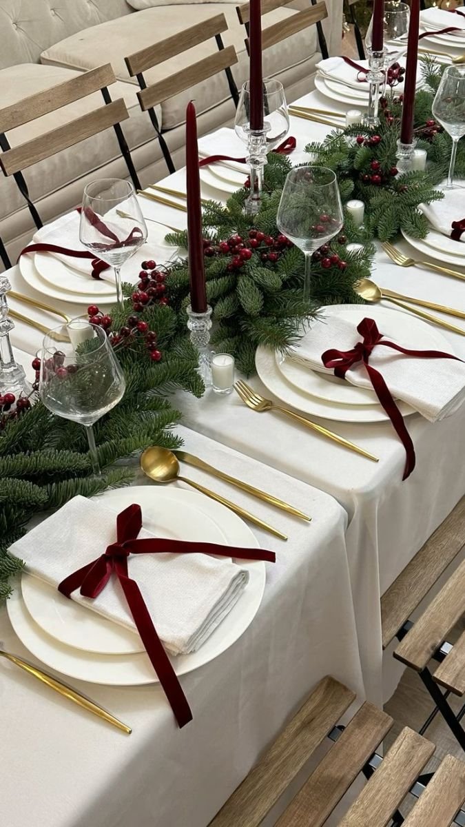 20+ Stunning Christmas Tablescape Settings and Decorating Ideas.jpeg