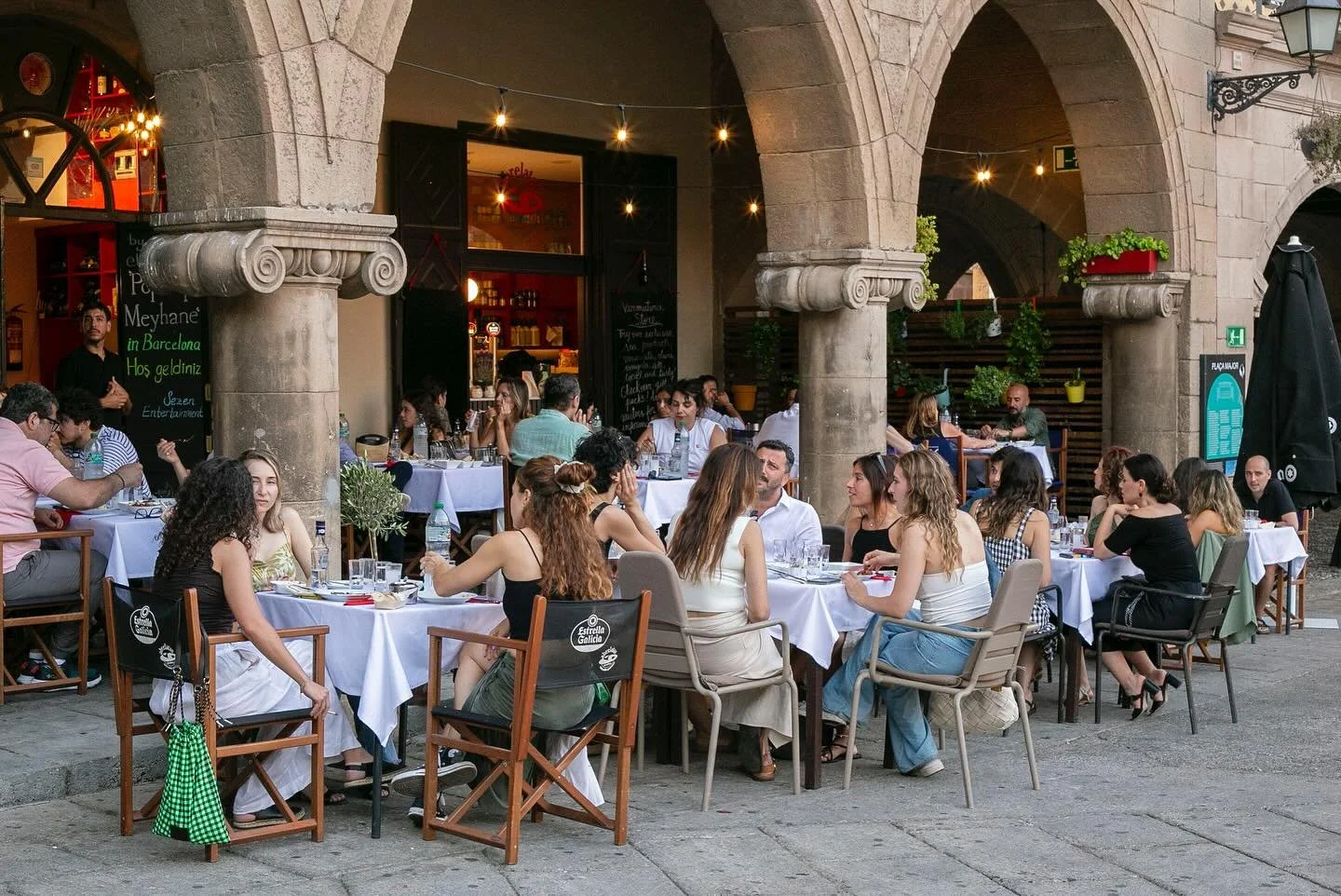 💫 18 Haziran akşamı Barselona &ldquo;el&ccedil;iliğimiz&rdquo; ilk sofrasını kurdu. 
Poble Espanyol&rsquo;un şahane atmosferindeki&nbsp;@abrelatasbcn &lsquo;ta, İstanbul&rsquo;un meyhane k&uuml;lt&uuml;r&uuml;n&uuml;, mutfağını ve o kendine has ritm