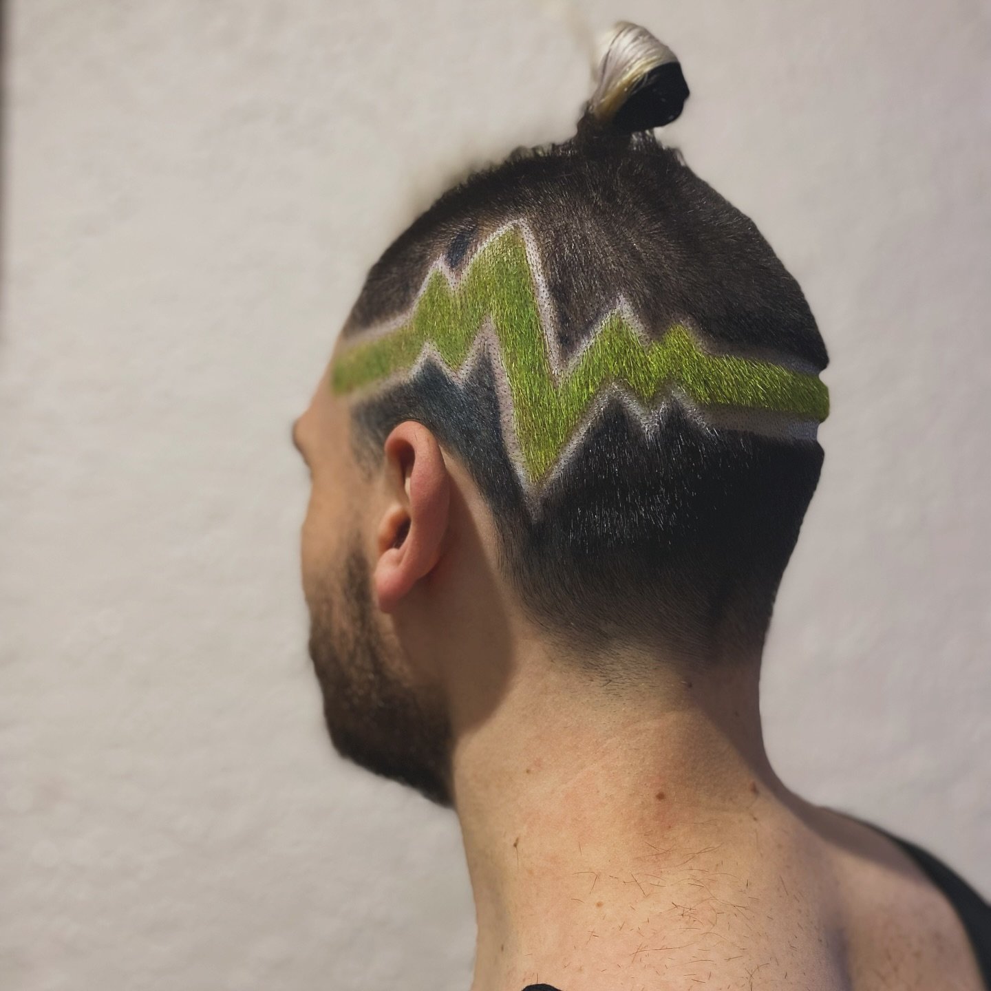 Couldn&rsquo;t resist a Typo O Negative moment, oh yeah.. and let make it glow in the dark 👻💚

#typeonegative #glowinthedarkhair #hairart #coolhairdontcare