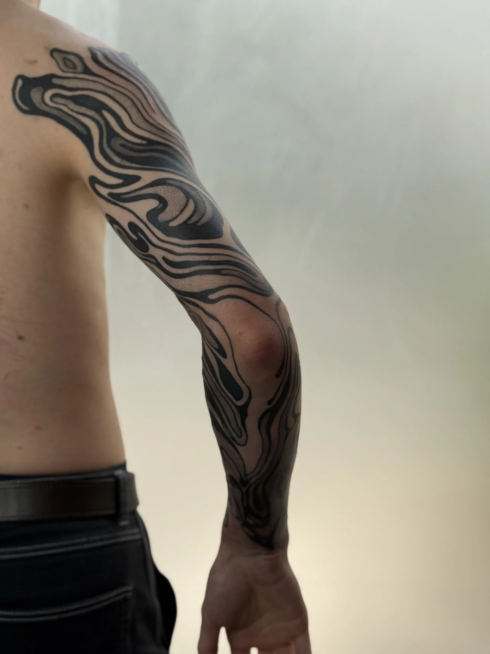 freehand-tatouage-abstrait-waves-organique-bras-paris-jjink.jpg