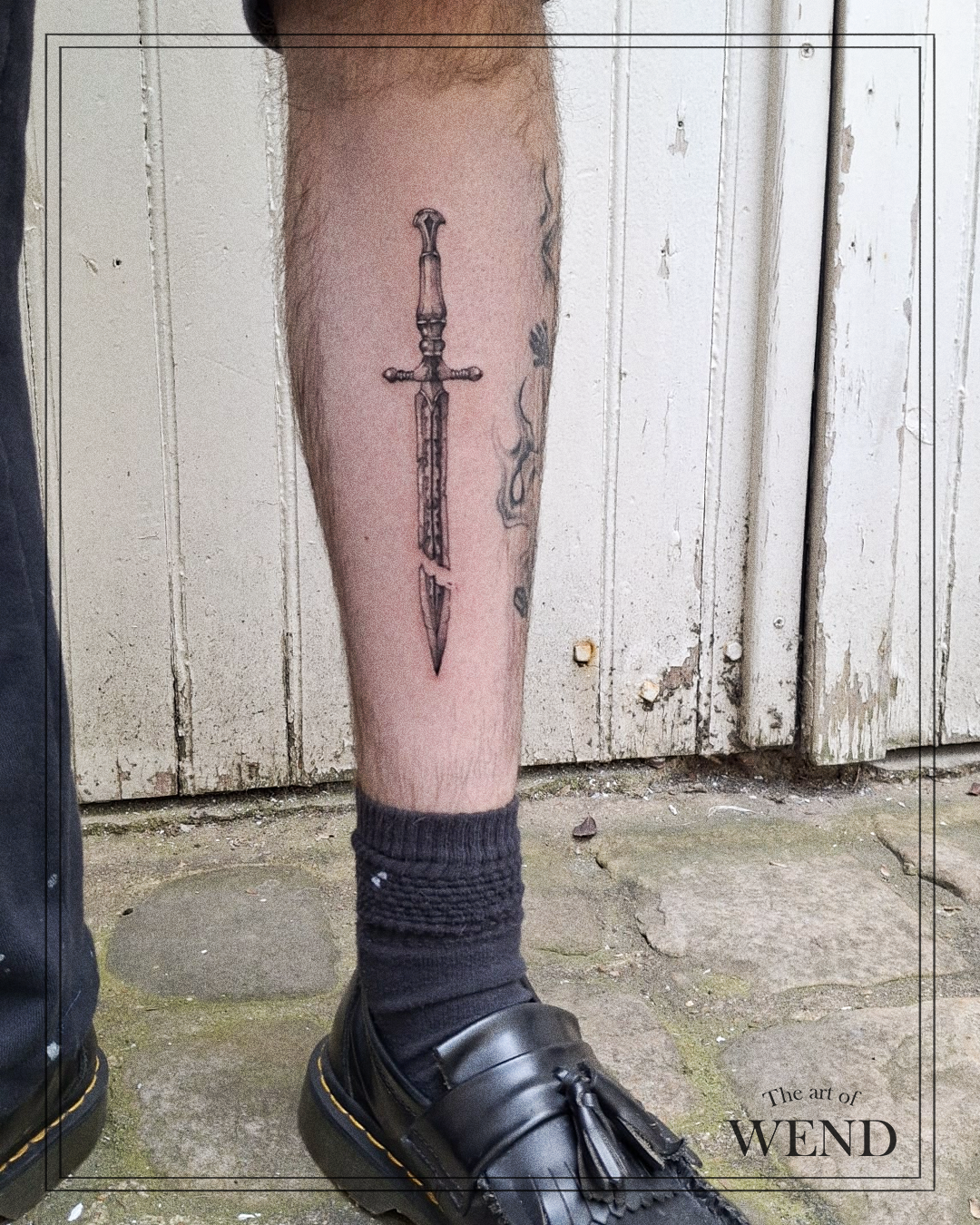 tatouage illustratif-dague-wend-paris salon de tatouage.png