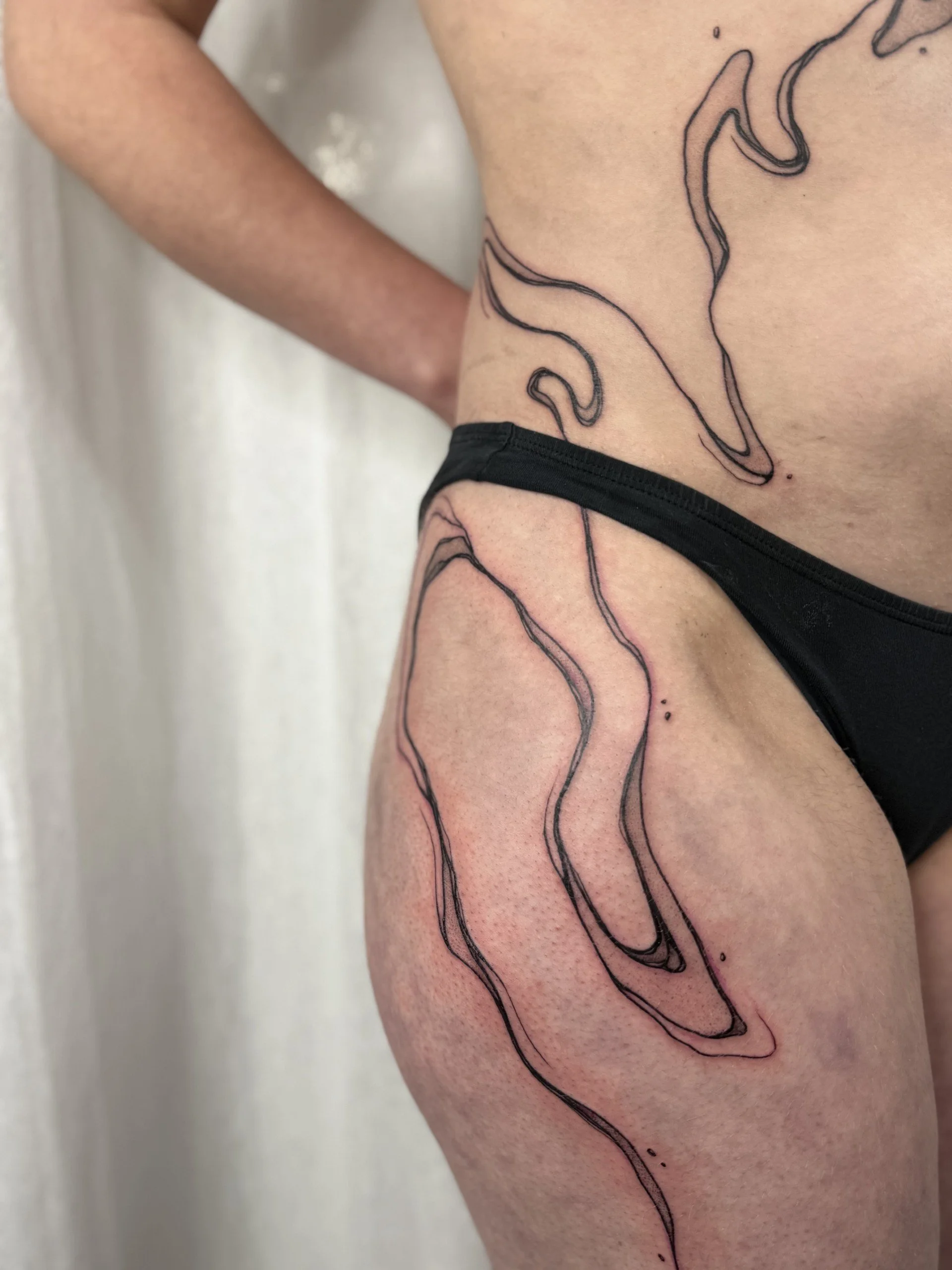 freehand-tatouage-abstrait-waves-body-paris-jjink.jpg
