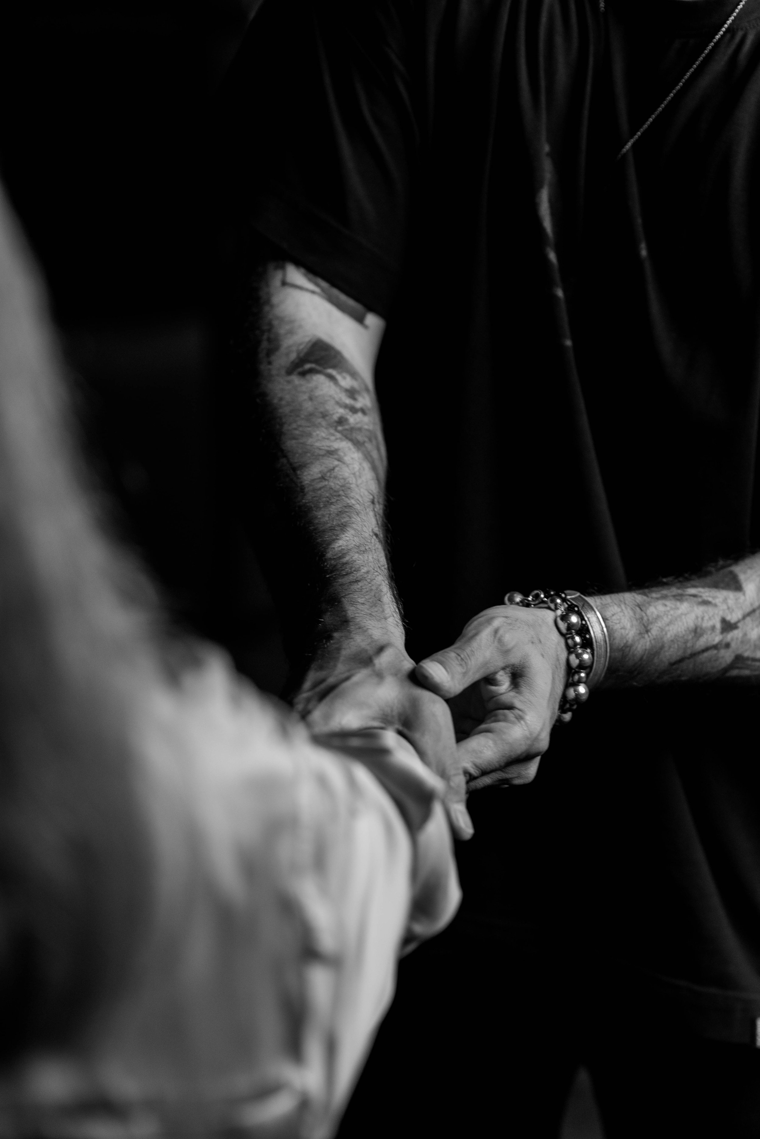 Collaborateur fier de son tatouage après l’animation tatouage événementiel d’entreprise