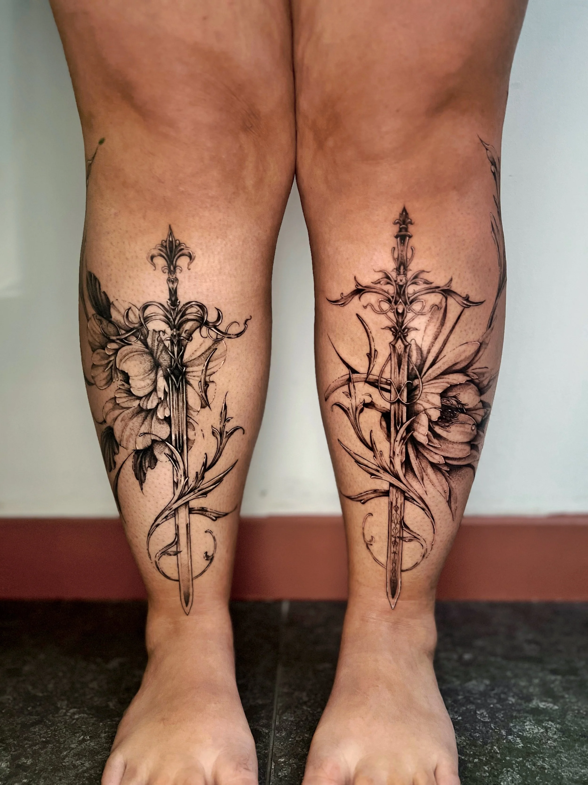 Symetrical_sword_tattoo_flowers.jpg