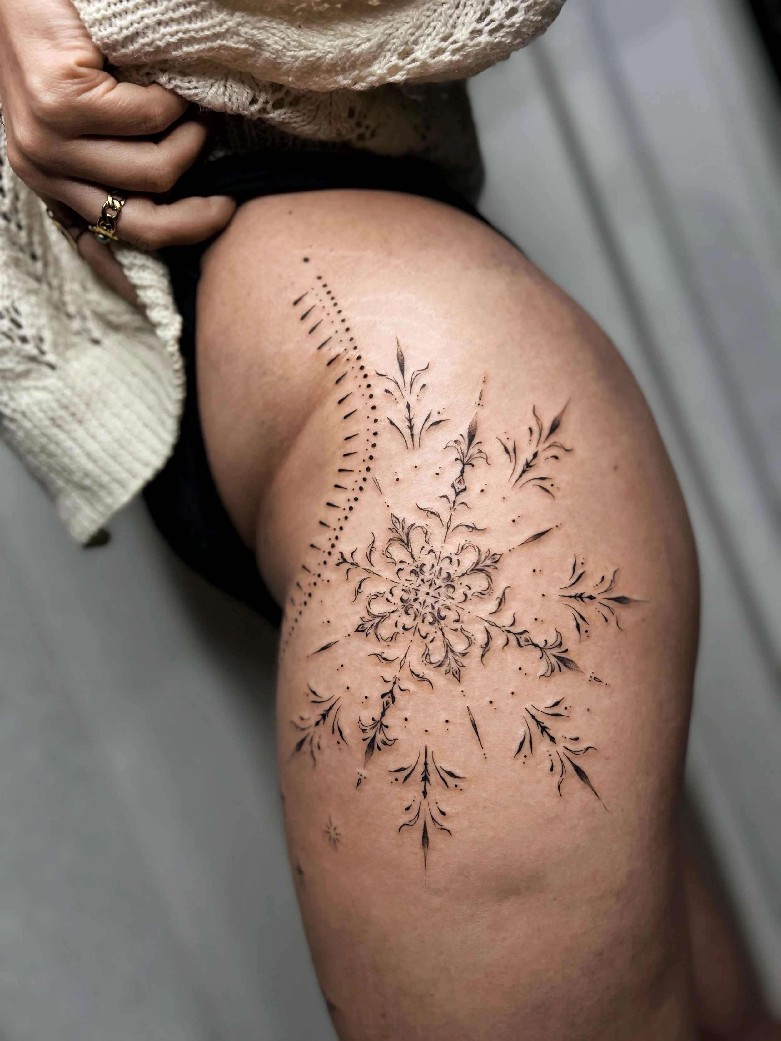 Ornamental_tattoo_hips.JPG
