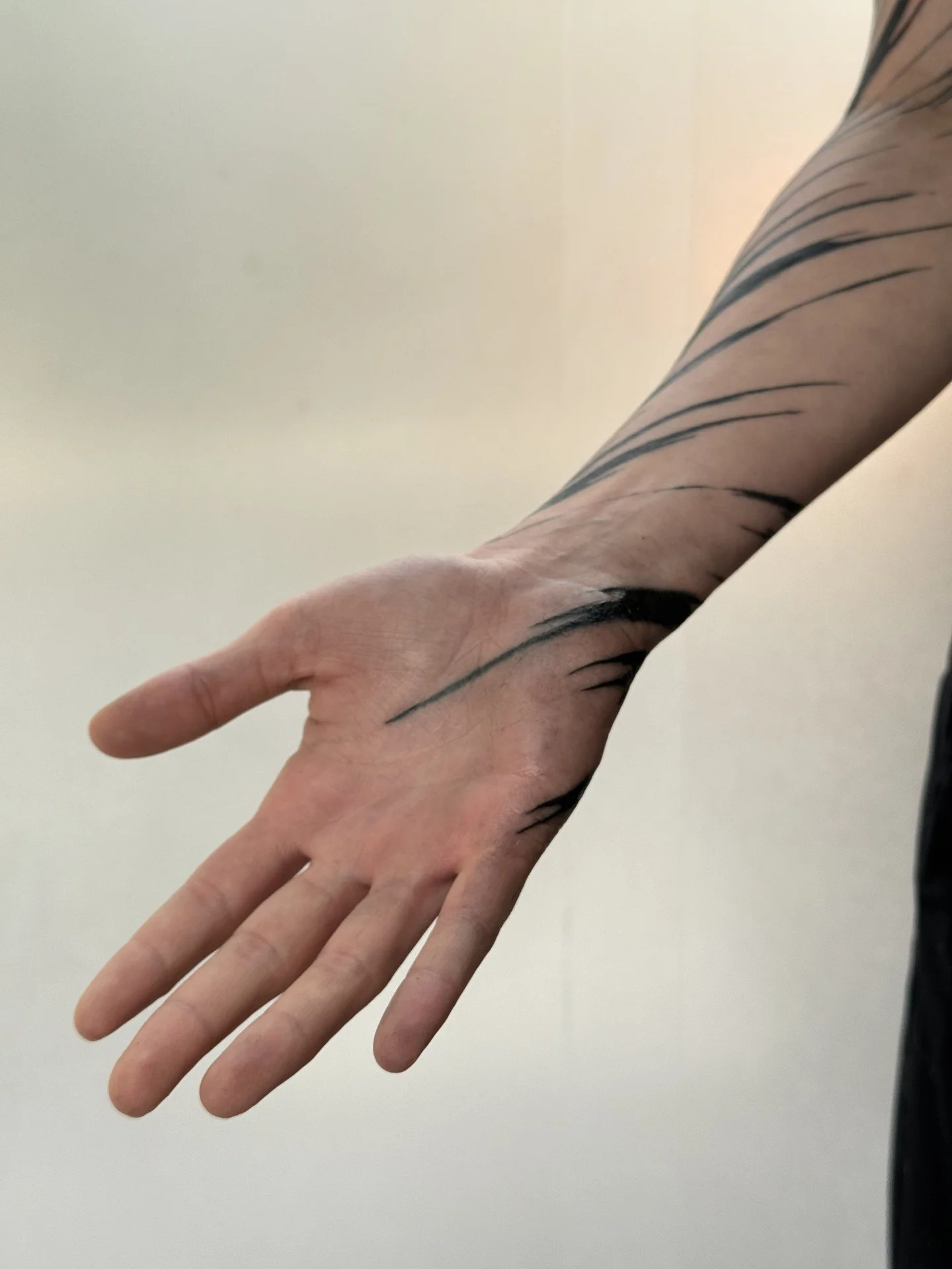 freehand-tatouage-abstrait-main-pairs-jjink.jpg
