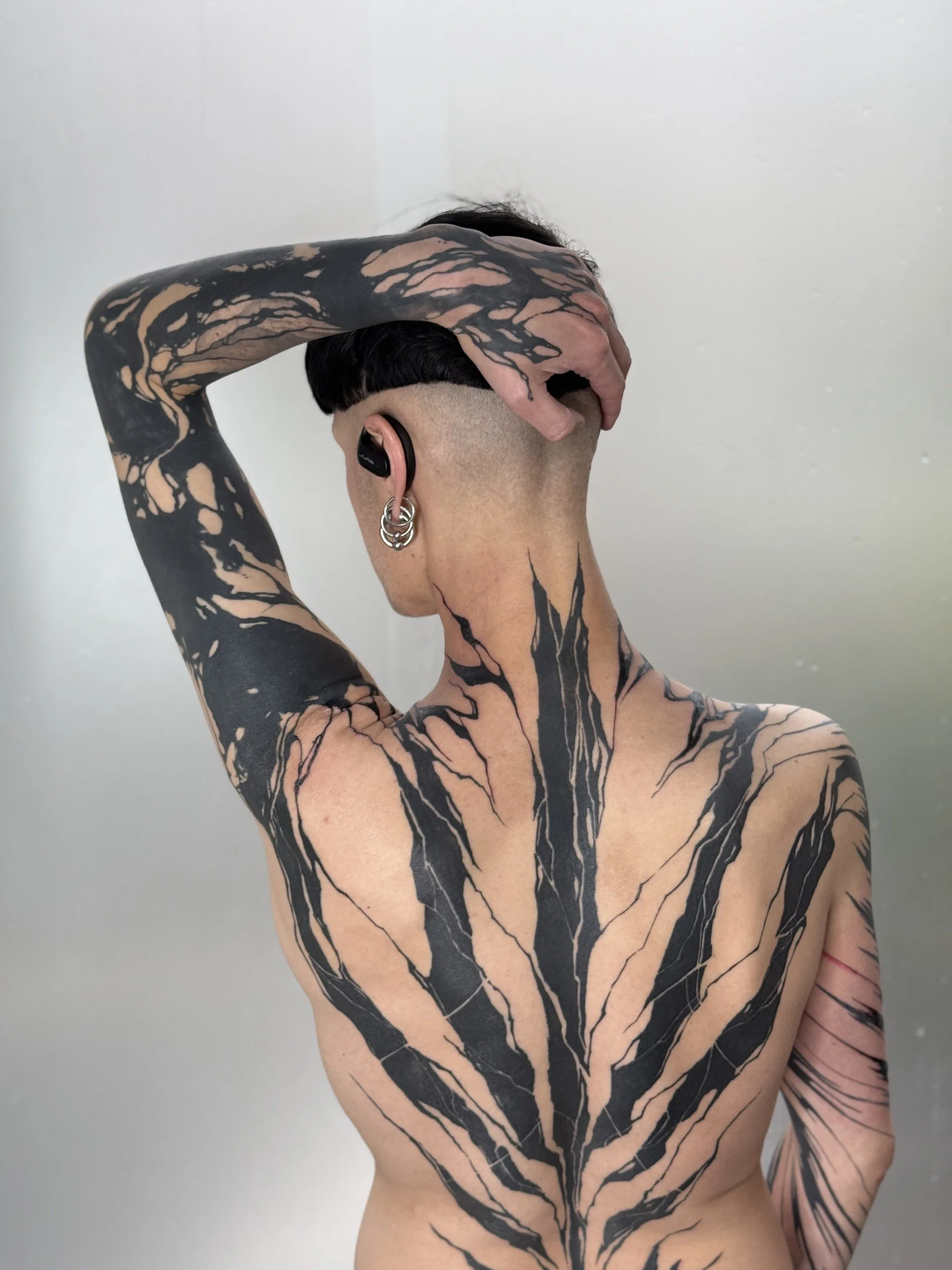 freehand-tatouage-abstrait-blackwork-cyberpunk-body-cover-paris-jjink.jpg