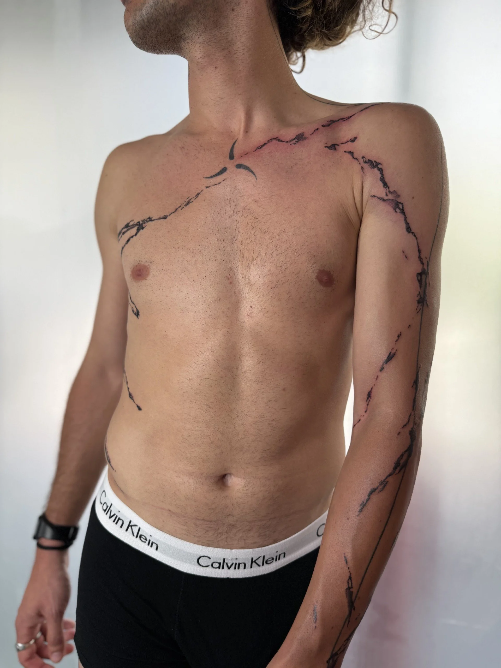 freehand-tatouage-abstrait-organique-corps-paris-jjink.jpg