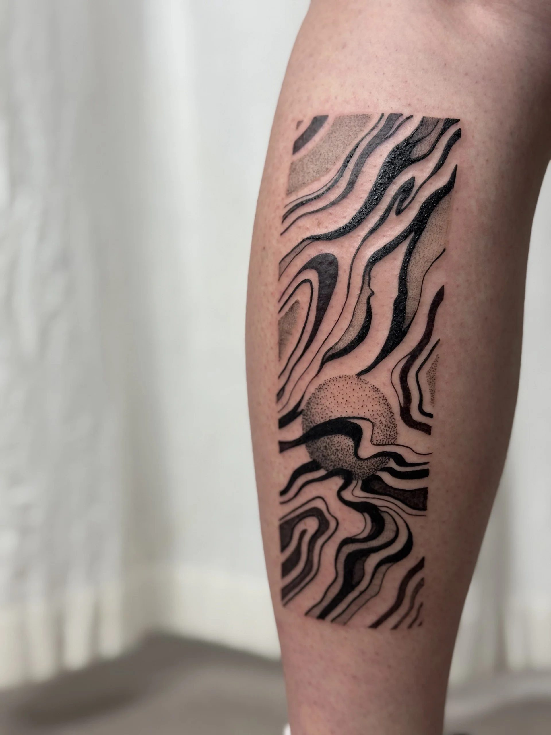 freehand-tatouage-abstrait-flash-waves-paris-jjink.jpg