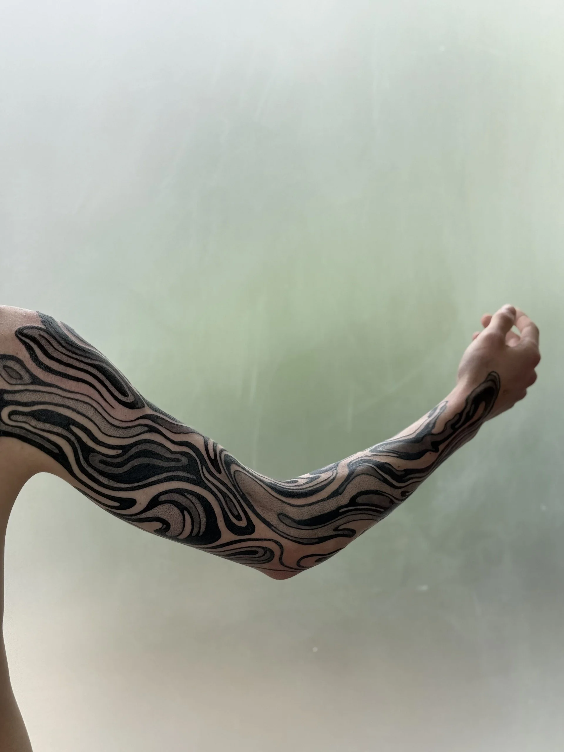 freehand-tatouage-abstrait-waves-fluide-bras-paris-jjink.jpg