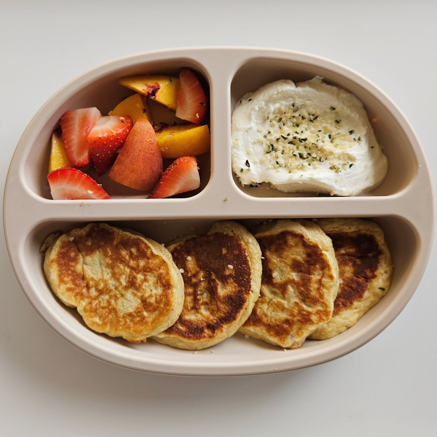 B r e a k f a s t - 12 month old

🌟🌟 EBOOK LINK IN BIO 🌟🌟

◾️ Pear pancakes (I served these cut into bite-sized piece)
◾️ Greek yoghurt topped with hemp seeds
◾️ Peach and strawberries 

🍐 Pear Pancakes 🍐 

Ingredients:
- 1 large, very ripe pea