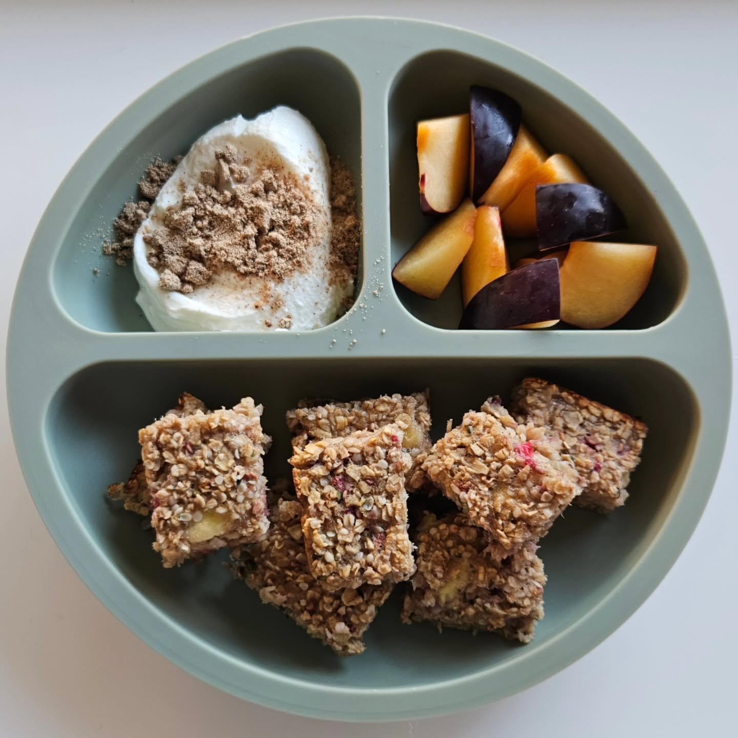 B r e a k f a s t - 13 month old

🌟🌟 EBOOK LINK IN BIO 🌟🌟

◾️ Raspberry porridge fingers
◾️ Greek yoghurt topped with hazelnut meal (from @nourishingbubs - gifted)
◾️ Plum

🍓🍌 Raspberry Porridge Fingers 🍌🍓

Ingredients:
- 2 small ripe bananas