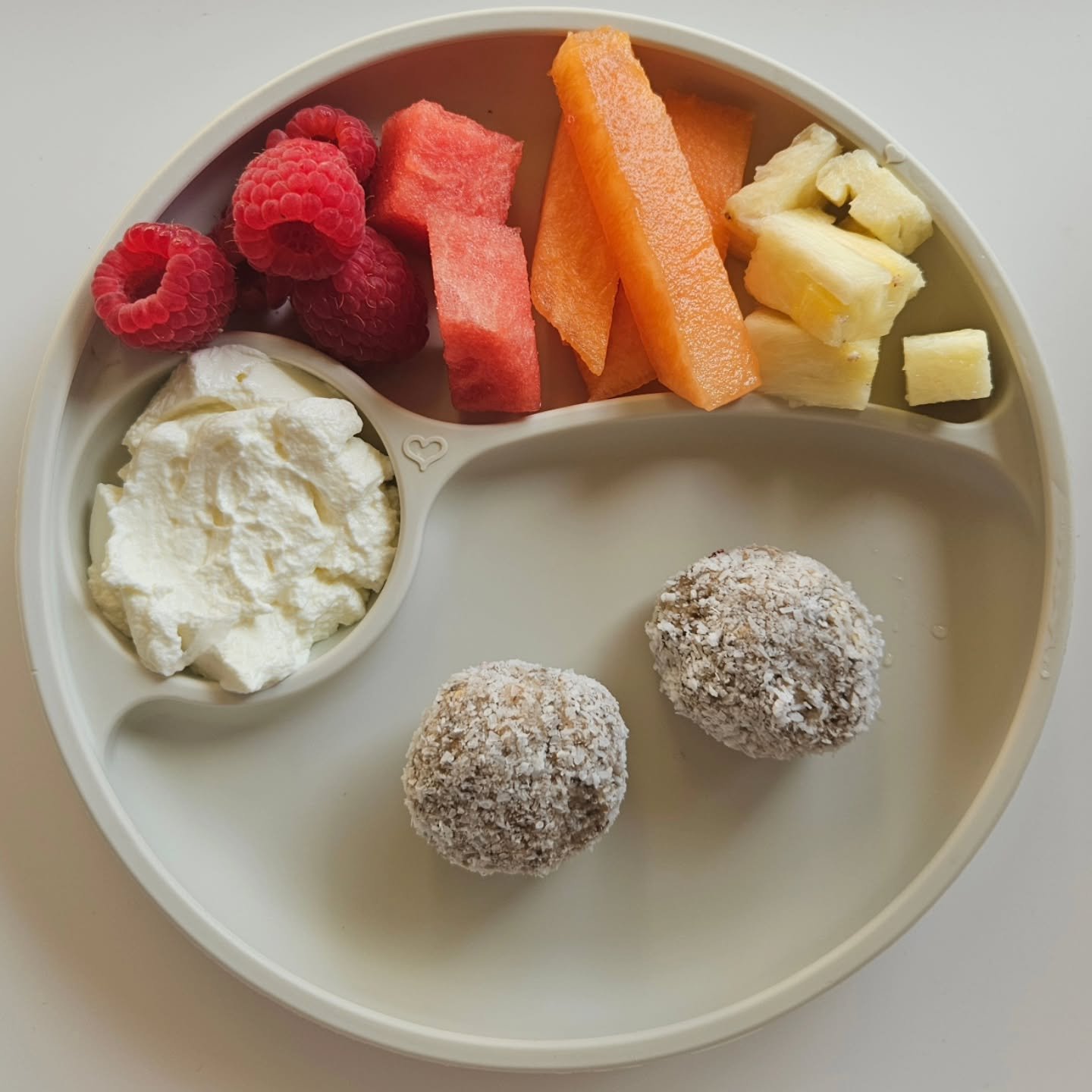 B r e a k f a s t - 13 month old

🌟🌟 EBOOK LINK IN BIO 🌟🌟

◾️ Weetbix Bliss Balls
◾️ Greek yoghurt
◾️ Raspberries, watermelon, rockmelon, and pineapple

🥥 Weetbix Bliss Balls 🍌

Ingredients:
- 2 ripe medium bananas
- 1/3 cup Greek yoghurt
- 4 w