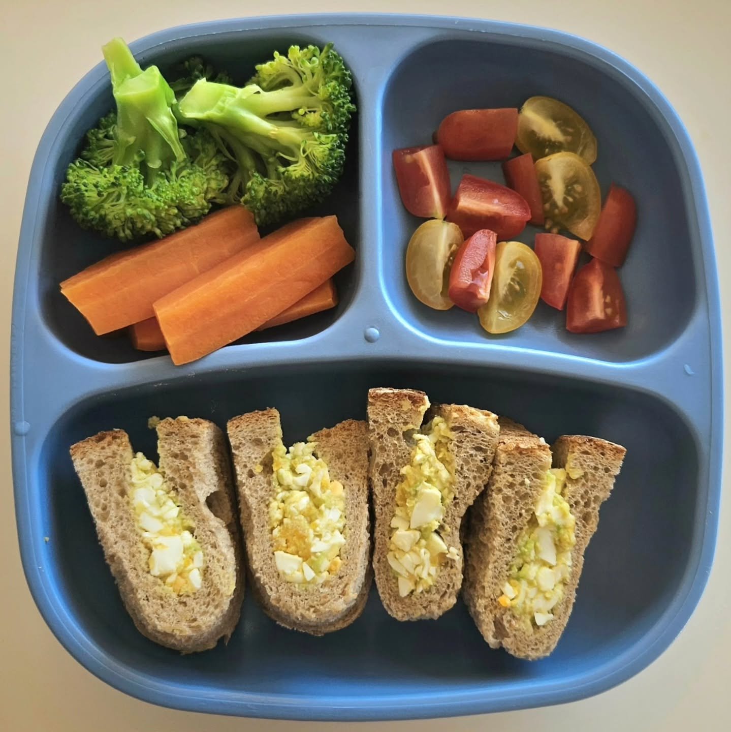 L u n c h - 14 month old

🌟🌟 EBOOK LINK IN BIO 🌟🌟

◾️ Avocado and egg sandwich 
◾️ Steamed carrot and broccoli
◾️ Cherry tomatoes 

For the sandwich, I boiled an egg and then mashed it in a bowl with 1/4 of an avocado. Spread it on one half of a 
