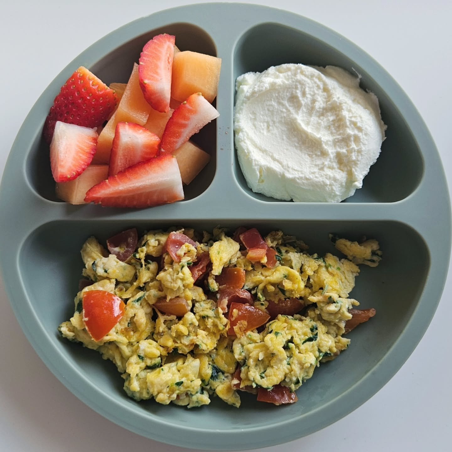 B r e a k f a s t - 14 month old &amp; 3.5 year old

🌟🌟 EBOOK LINK IN BIO 🌟🌟

◾️ Tomato and spinach scrambled eggs
◾️ Greek yoghurt (3.5yo topped with honey)
◾️ Rockmelon and strawberries 
 
🔅 Plate - 14mo silicone suction plates from @luxeminic
