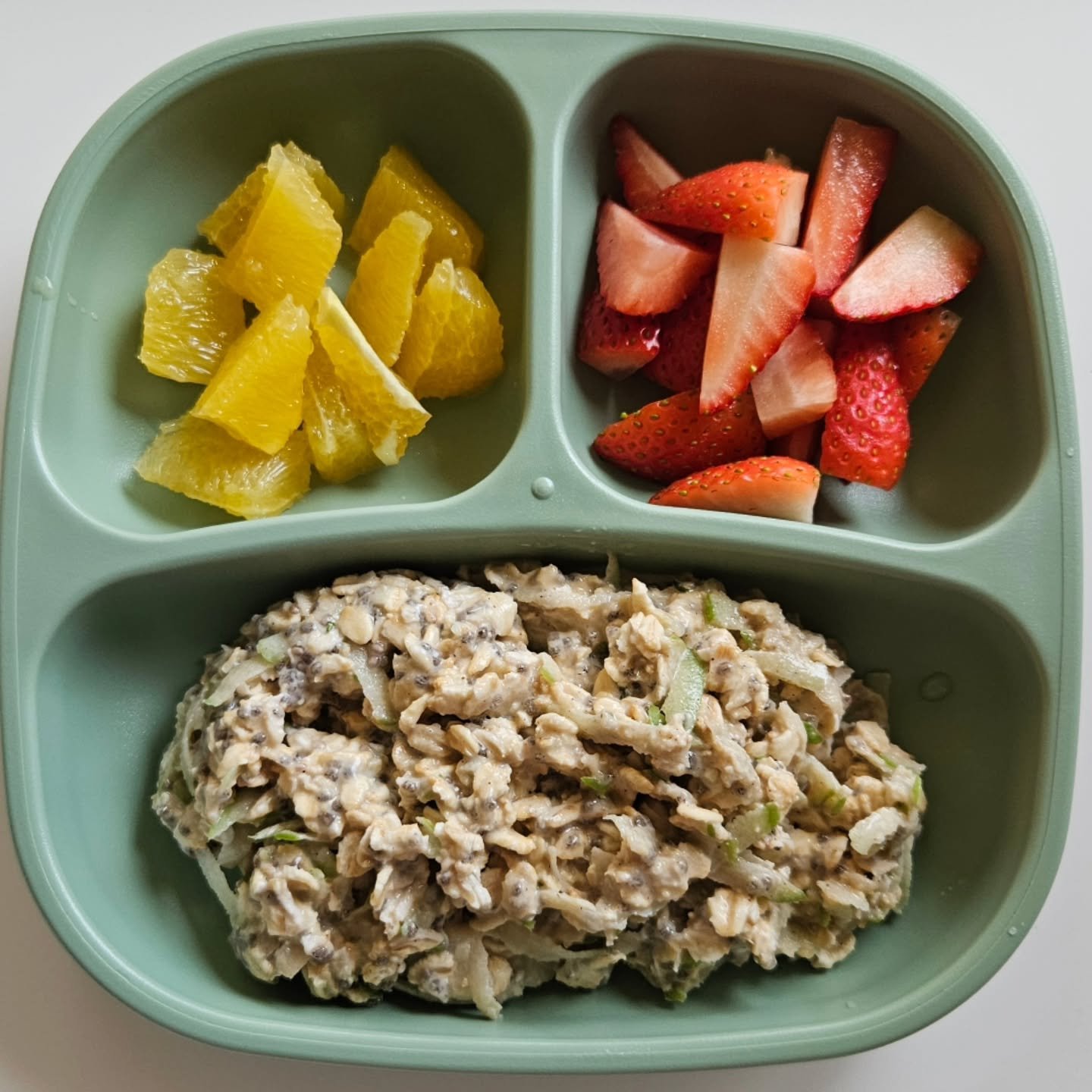 B r e a k f a s t - 14 month old

🌟🌟 EBOOK LINK IN BIO 🌟🌟

◾️ Apple &amp; cinnamon overnight oats
◾️ Orange
◾️ Strawberries 

🍏 Apple &amp; Cinnamon Overnight Oats 🍏

Ingredients:
- 1/4 cup rolled oats
- 1 tbsp chia seeds
- 1/2 apple (I used a 