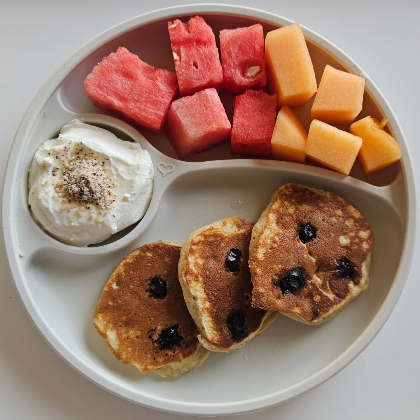 B r e a k f a s t - 14 month old

🌟🌟 EBOOK LINK IN BIO 🌟🌟

◾️ Blueberry drop pancakes
◾️ Greek yoghurt topped with ground hazelnuts (@nourishingbubs - gifted)
◾️ Watermelon and rockmelon

Swipe to see the recipe straight from my eBook 'Best Bites
