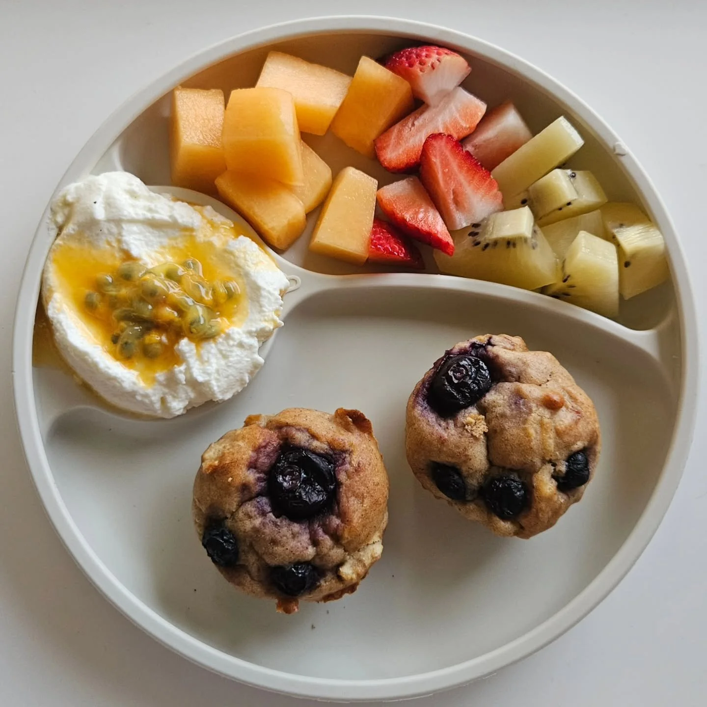 B r e a k f a s t - 16 month old

🌟🌟 EBOOK LINK IN BIO 🌟🌟

◾️ Blueberry banana muffins 
◾️ Greek yoghurt topped with passionfruit 
◾️ Golden kiwi, strawberries and rockmelon

🍌🫐 Blueberry Banana Muffins 🫐🍌

Ingredients:
- 2 ripe bananas mashe