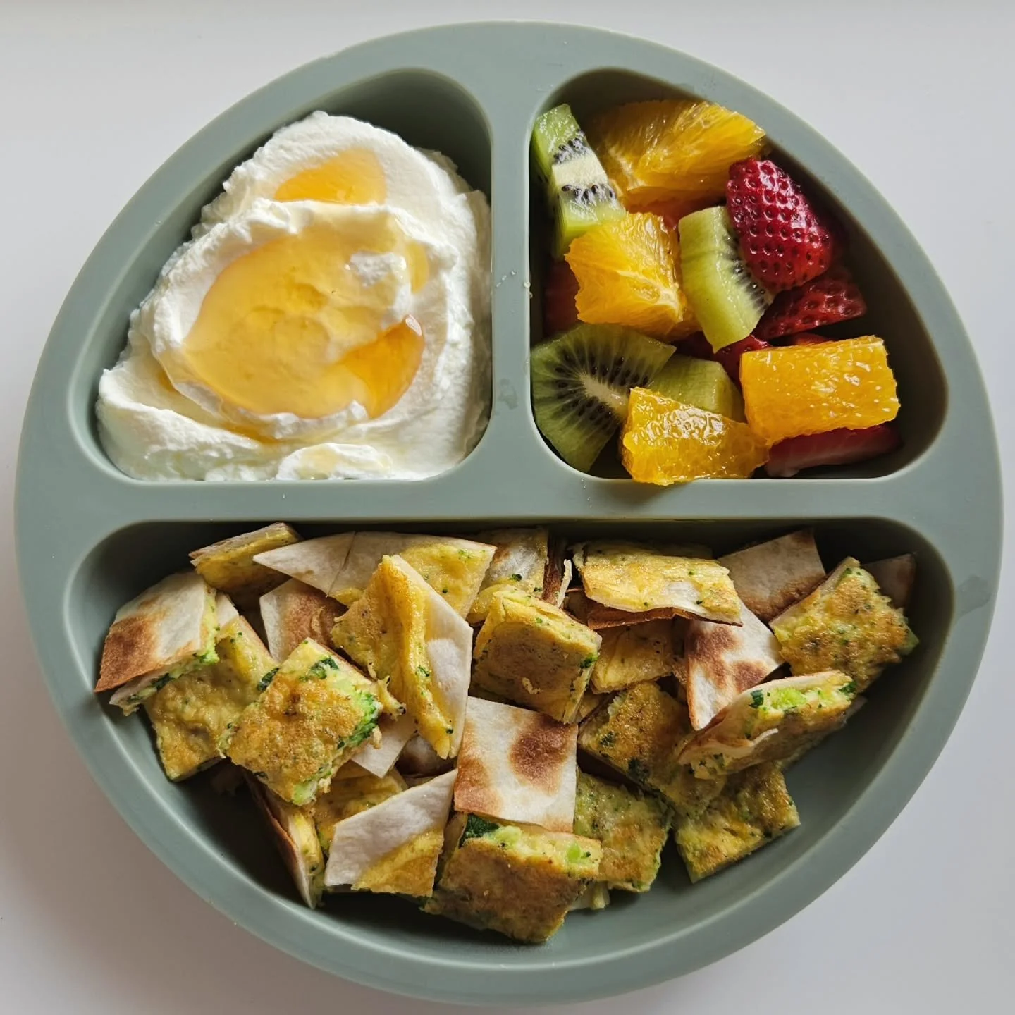 B r e a k f a s t - 17 month old

🌟🌟 EBOOK LINK IN BIO 🌟🌟

◾️ Broccoli &amp; egg tortilla
◾️ Greek yoghurt topped with honey (⚠️ no honey before 1)
◾️ Orange, strawberries, and kiwifruit

🥦 Broccoli &amp; Egg Tortilla 🥦 (see photos)

Ingredient