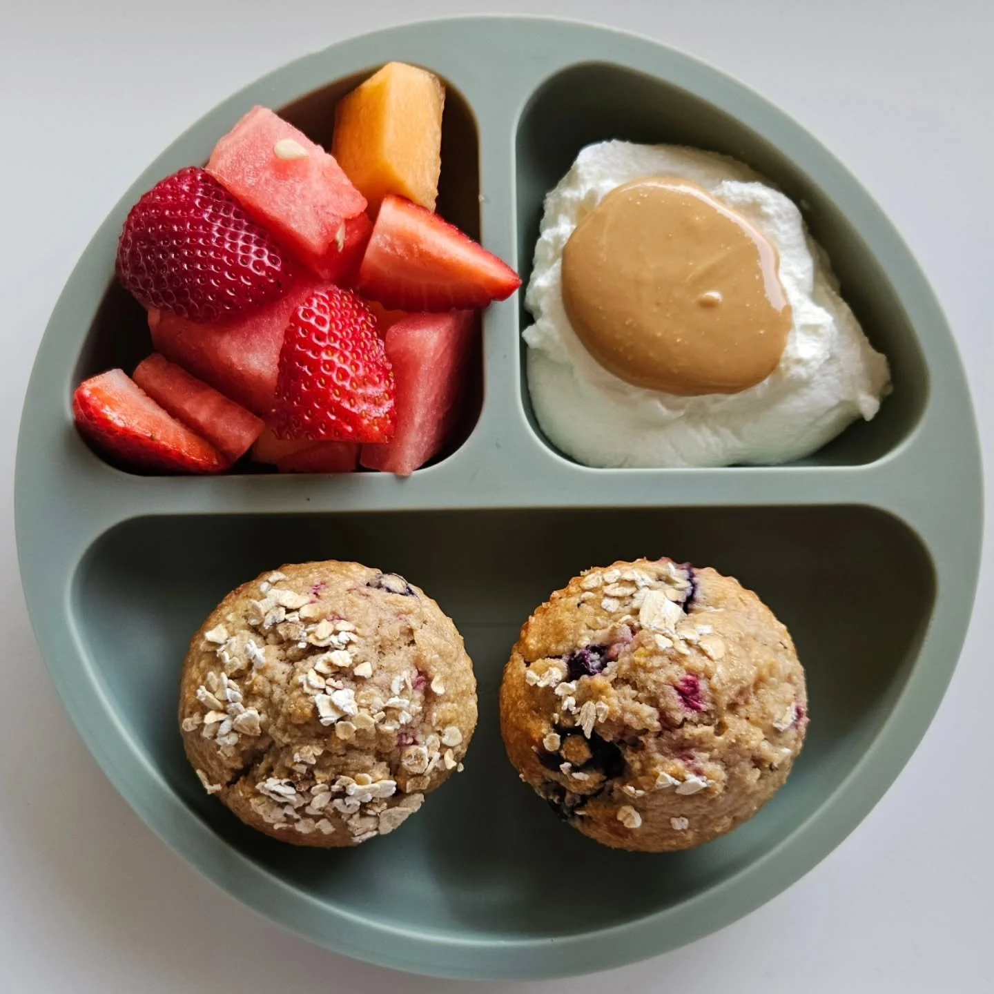 B r e a k f a s t - 17 month old

🌟🌟 EBOOK LINK IN BIO 🌟🌟

◾️ Mixed berry oat muffins 
◾️ Rockmelon, watermelon &amp; strawberries 
◾️ Greek yoghurt topped with peanut butter 

Muffins:
- 1.5 cups rolled oats
- 1/3 cup self raising flour
- 1/2 cu