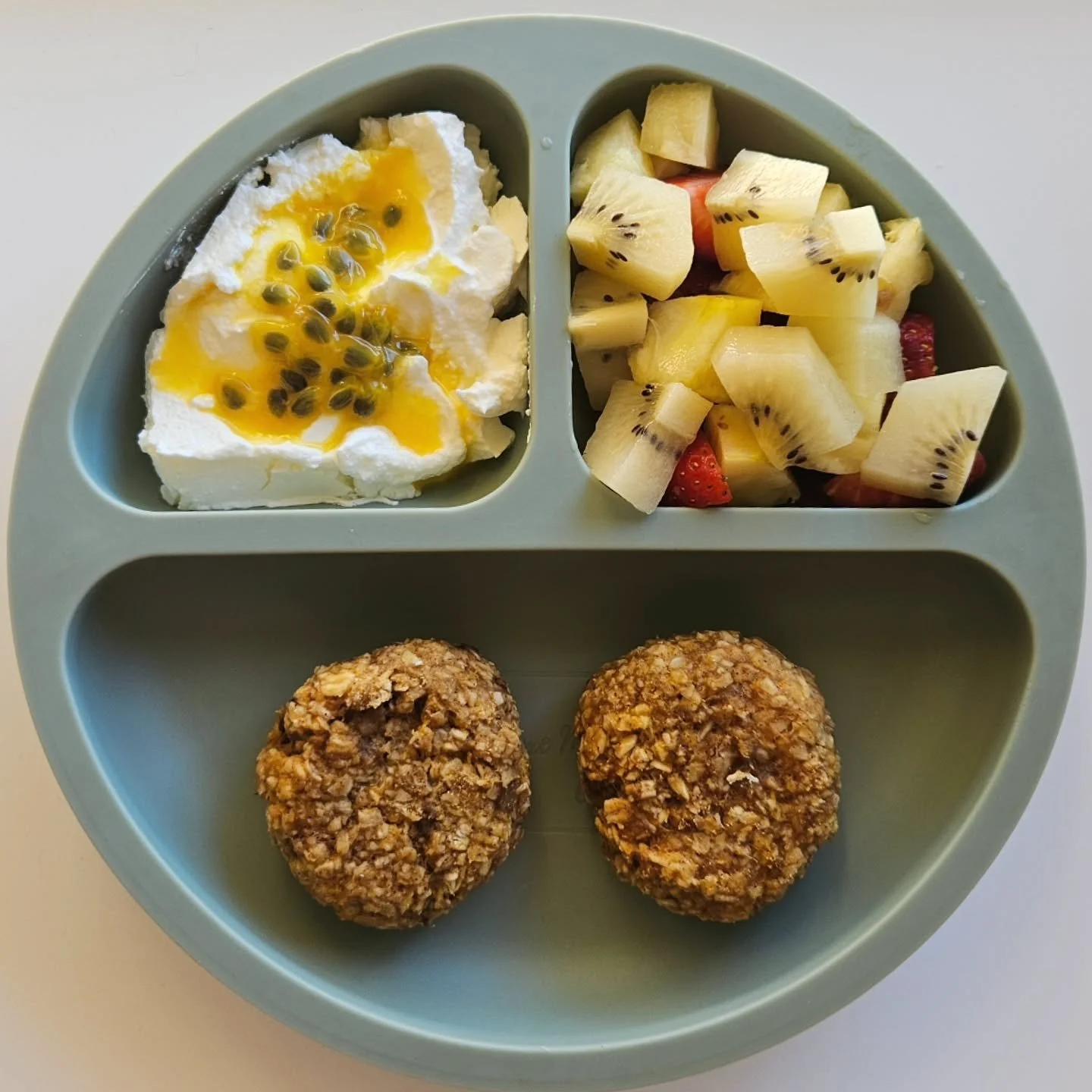 B r e a k f a s t - 17 month old

🌟🌟 EBOOK LINK IN BIO 🌟🌟

◾️ Banana pumpkin breakfast cookies 
◾️ Greek yoghurt topped with fresh passionfruit 
◾️ Pineapple, strawberries &amp; golden kiwifruit 

🍪 Banana Pumpkin Breakfast Cookies 🍪 

Recipe a
