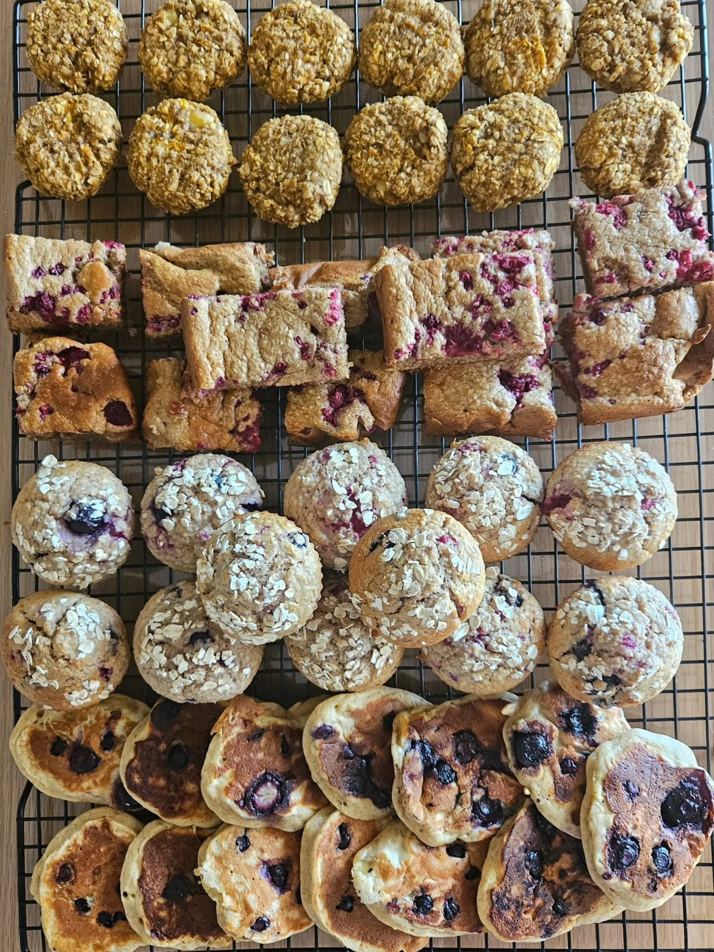 B a t c h  C o o k i n g - 17 month old &amp; 4 year old

🌟🌟 EBOOK LINK IN BIO 🌟🌟

◾️ Banana &amp; blueberry pancakes
◾️ Mixed berry oat muffins
◾️ Easy raspberry banana bread
◾️ Banana &amp; pumpkin breakfast cookies

See my last 4 posts for eac